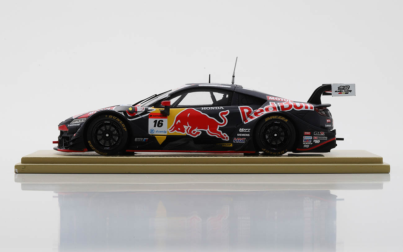 2022年シーズンのTEAM Red Bull MUGENの1/43スケールミニカー「2022 Red Bull MOTUL MUGEN NSX-GT #16」。サイズは140×57×D75mm（幅×高さ×奥行き）