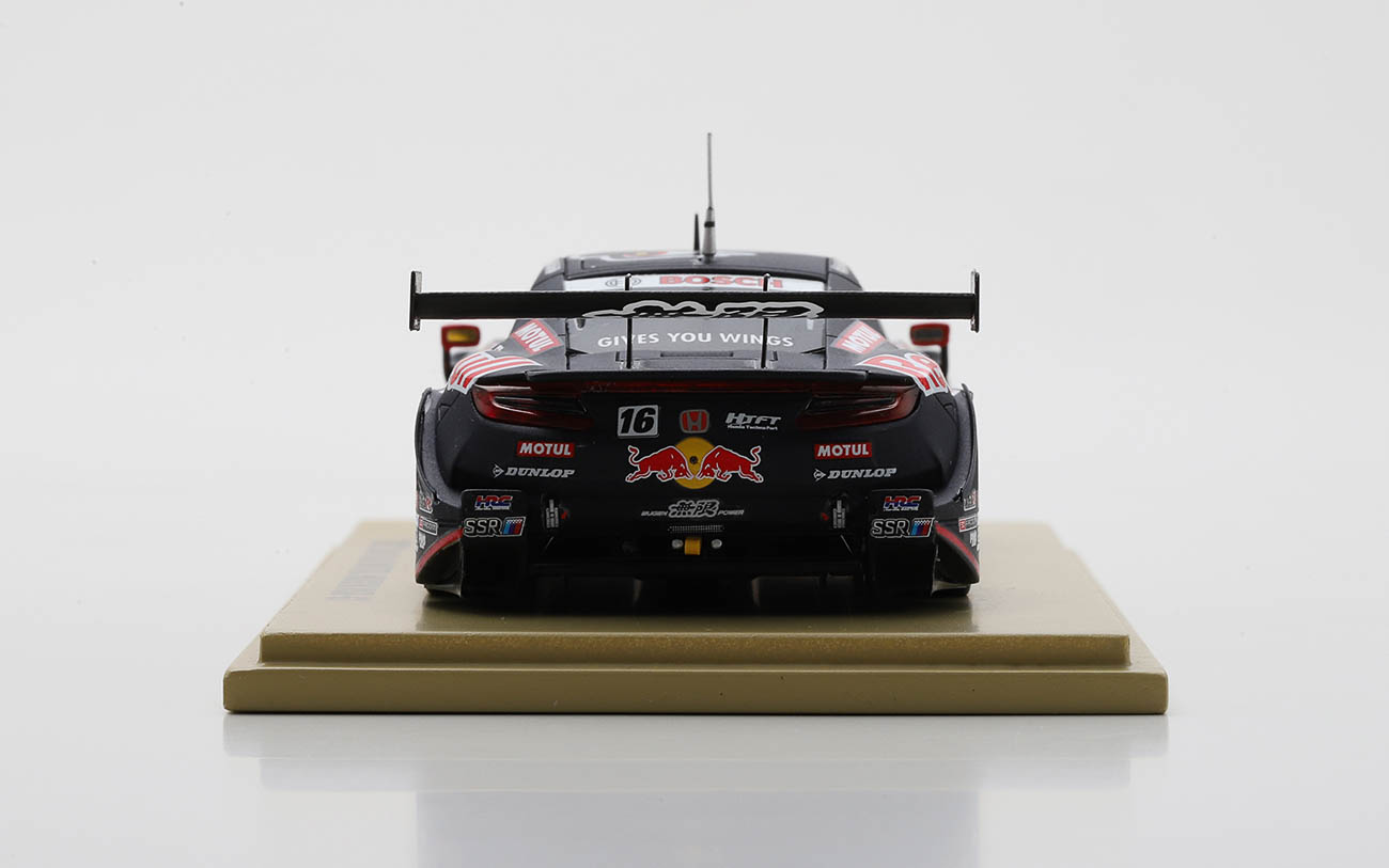 2022年シーズンのTEAM Red Bull MUGENの1/43スケールミニカー「2022 Red Bull MOTUL MUGEN NSX-GT #16」。サイズは140×57×D75mm（幅×高さ×奥行き）