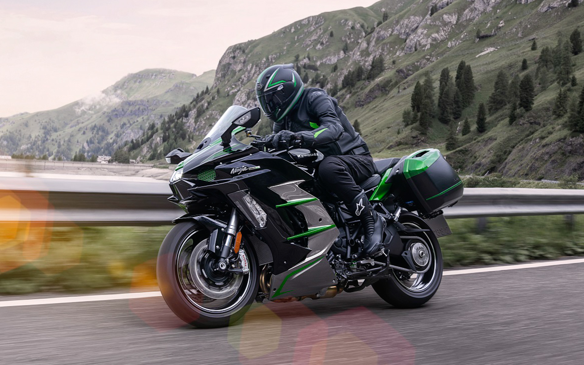 カワサキは、スポーツツアラーバイク「Ninja H2 SX SE」のカラーとグラフィックを刷新して2024年1月に発売する