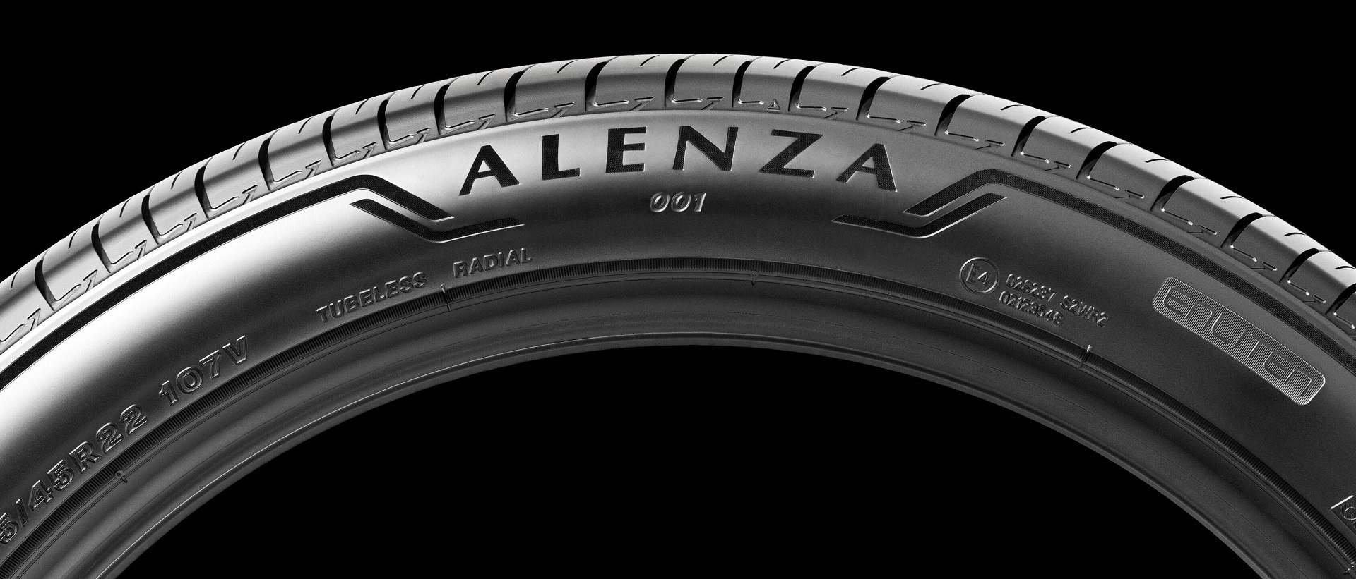 鮮やかな黒のコンストラストを実現する微細加工技術「LUXBLACK」を使い、サイド部の「ALENZA」のロゴやBマークを一層際立たせている