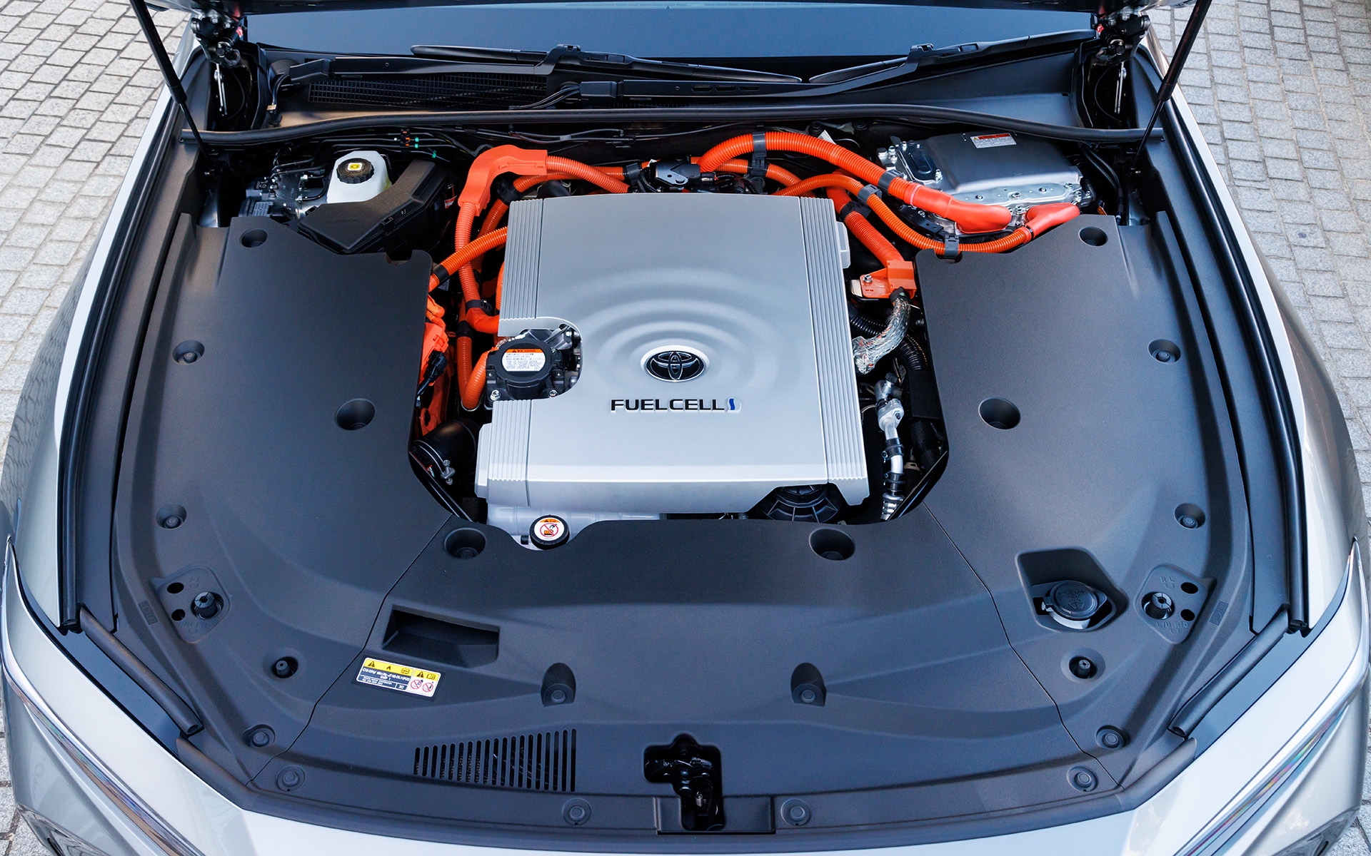 新型クラウンセダンFCEVのボンネット内に収まる燃料電池スタック。水素から電気を生み出す