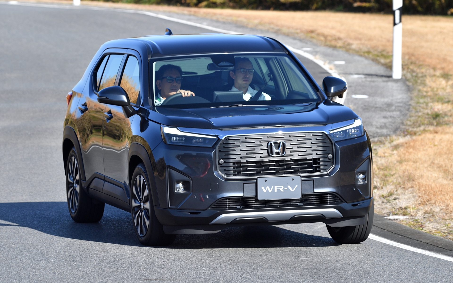 ワインディンを模したコースは「Z」グレードで試乗。ボディカラーは「メテオロイドグレー・メタリック」