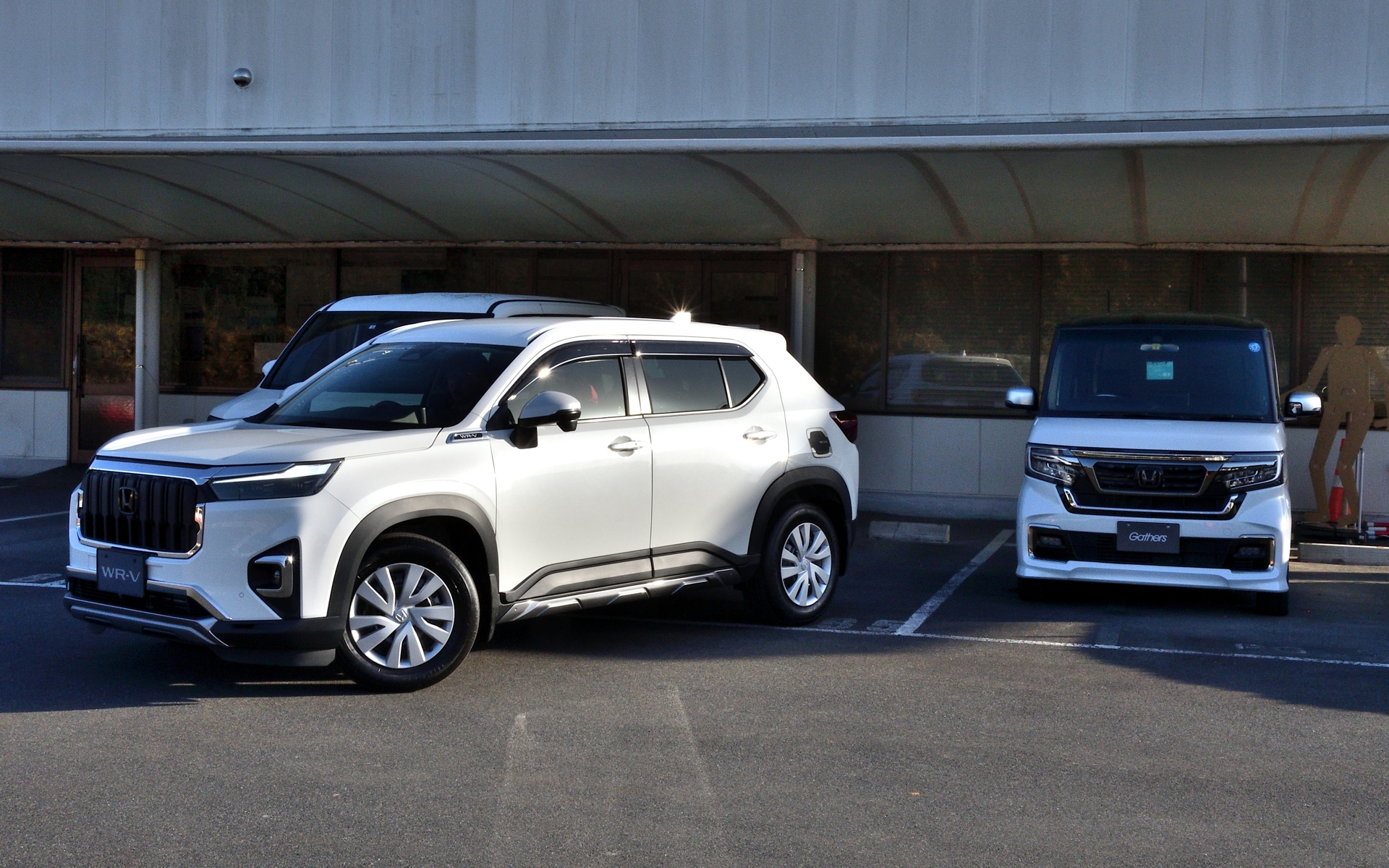 ショッピングモールや高速道路のサービスエリアなど、左右にクルマが止まっている駐車場によく止める人にはおススメの機能だろう