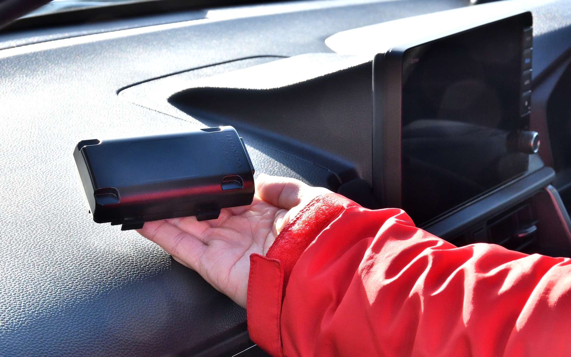 これが「リアカメラ de あんしんプラス4」の本体ユニット。価格は3万5200円で、車種によって取り付け工賃は異なるが、約4万～5万円で安全機能をプラスできるのはありがたい