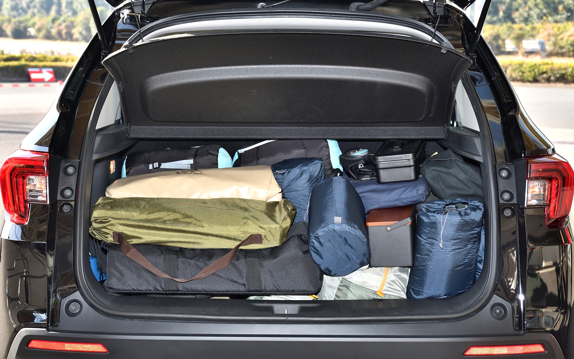 実際に後席を倒さない状態にも関わらず、4人分のキャンプ用品をトノカバーより下のスペースに搭載できたのは驚き
