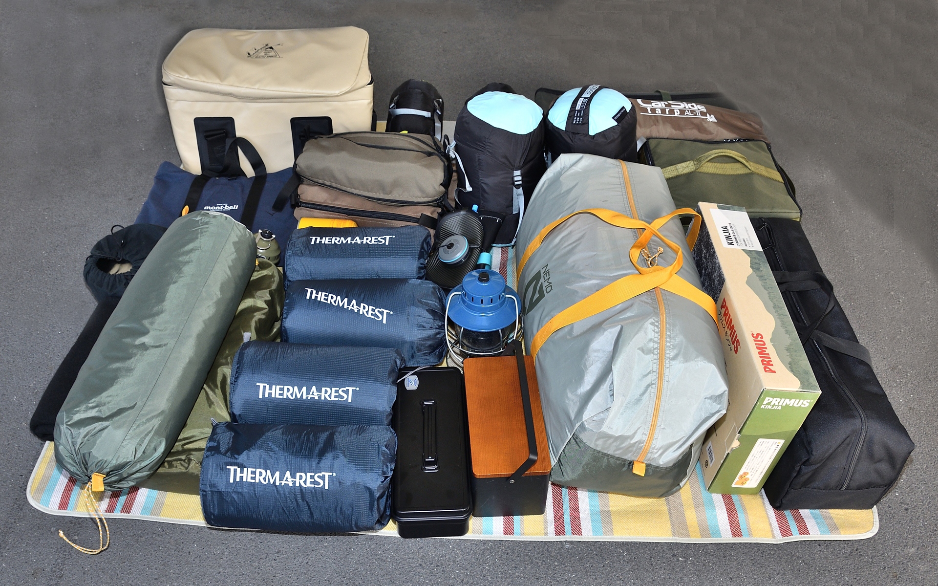 寝袋やクーラーボックス、テント、テーブル、ランタン、タープ、ツーバーナーなど、4人が余裕でキャンプできる装備を積めると言う