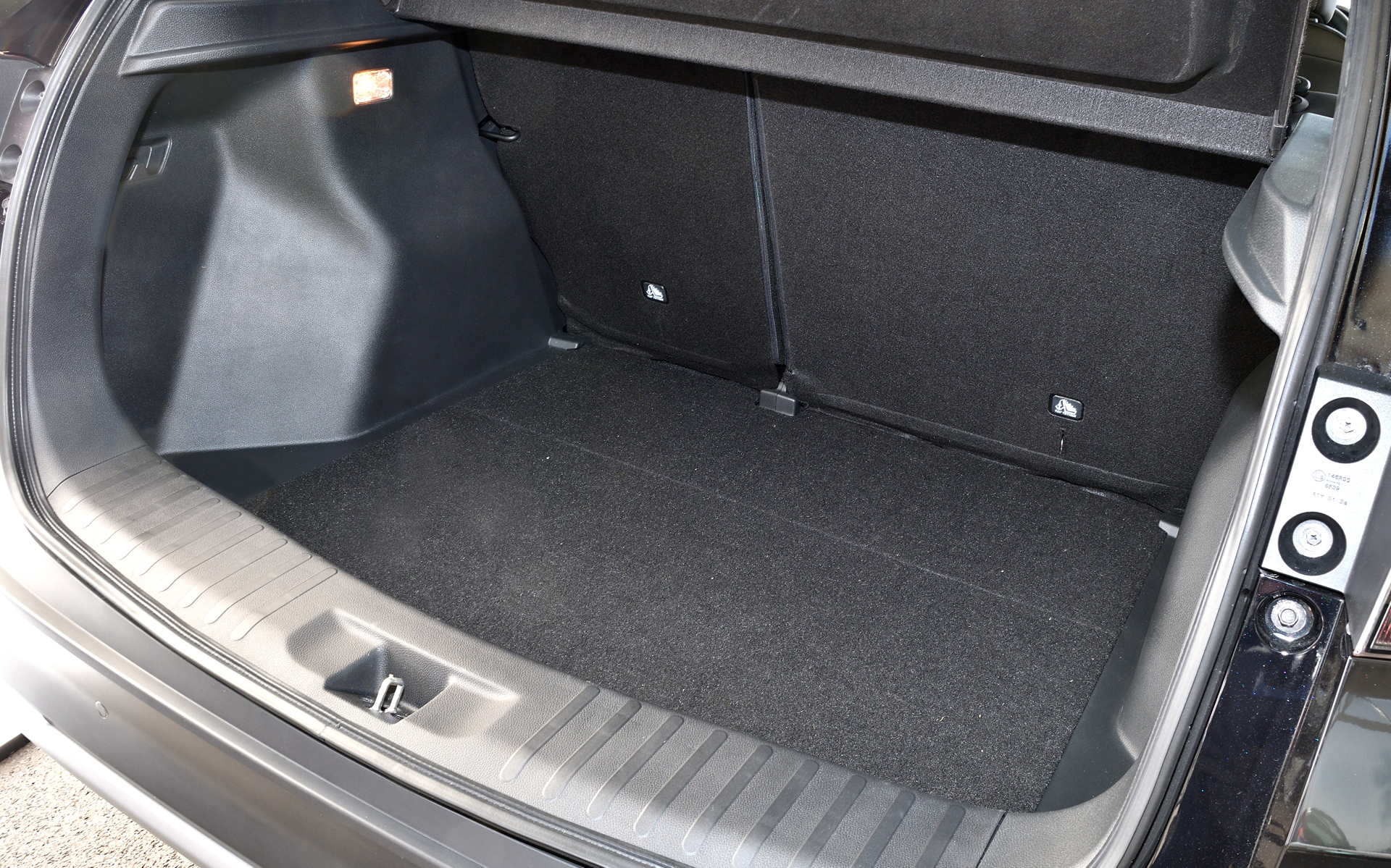 ラゲッジスペースは床が低く、屋根も高いので容量も大きい