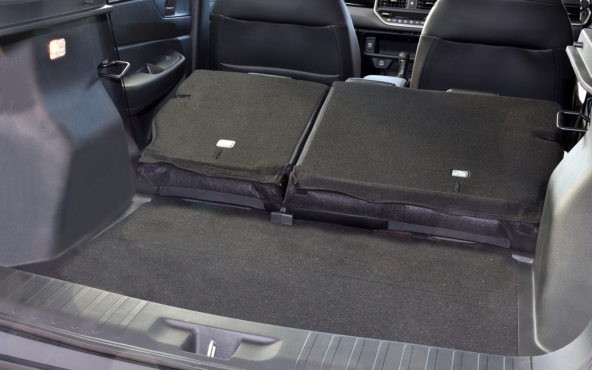 フルフラットにはならないが後席を倒せば長い荷物もかなり積み込める