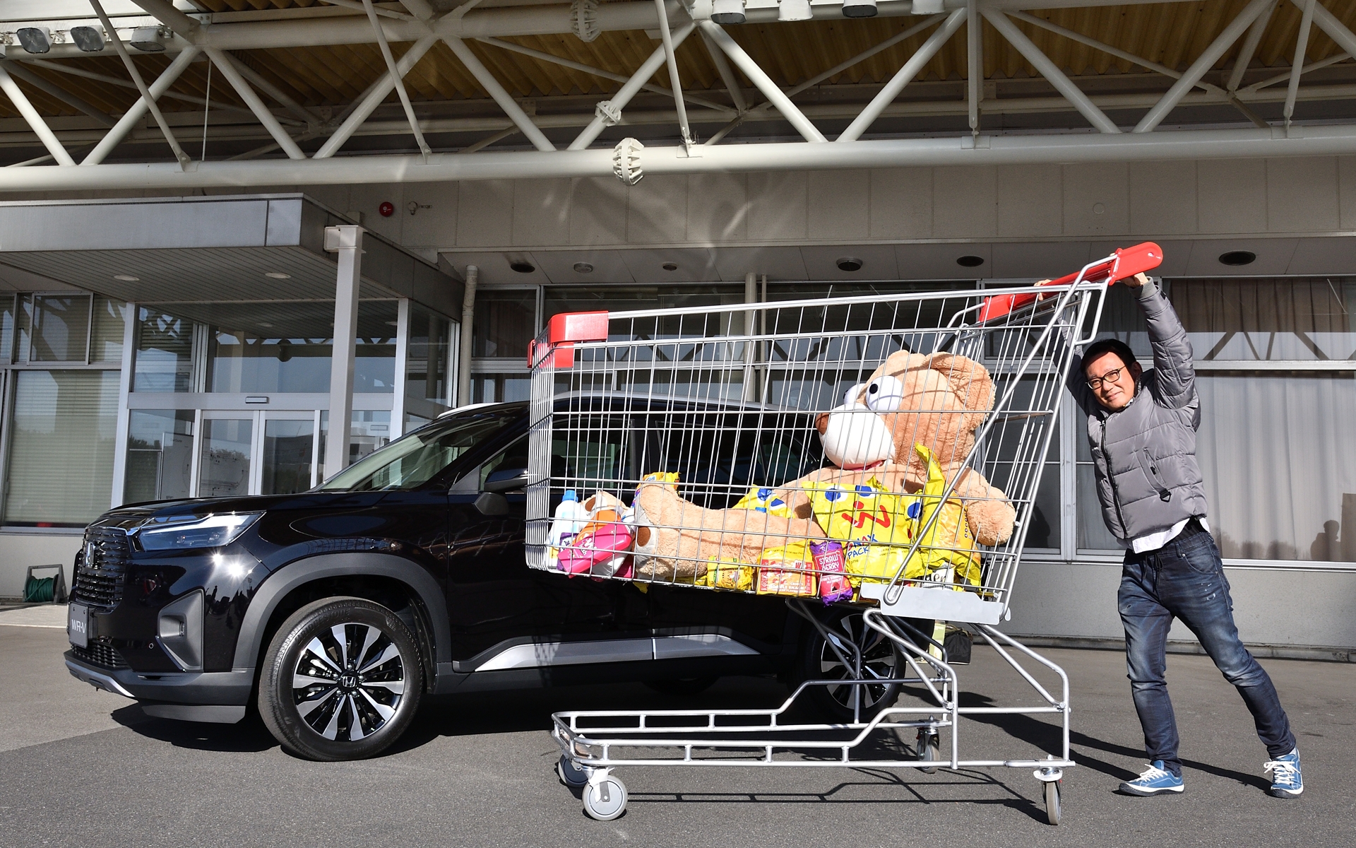 この巨大カートはWR-VのTV-CM用に製作したワンオフモノでちゃんとロックを外せば動きます。ちなみにTV-CMは12月28日から放映が始まるとのこと