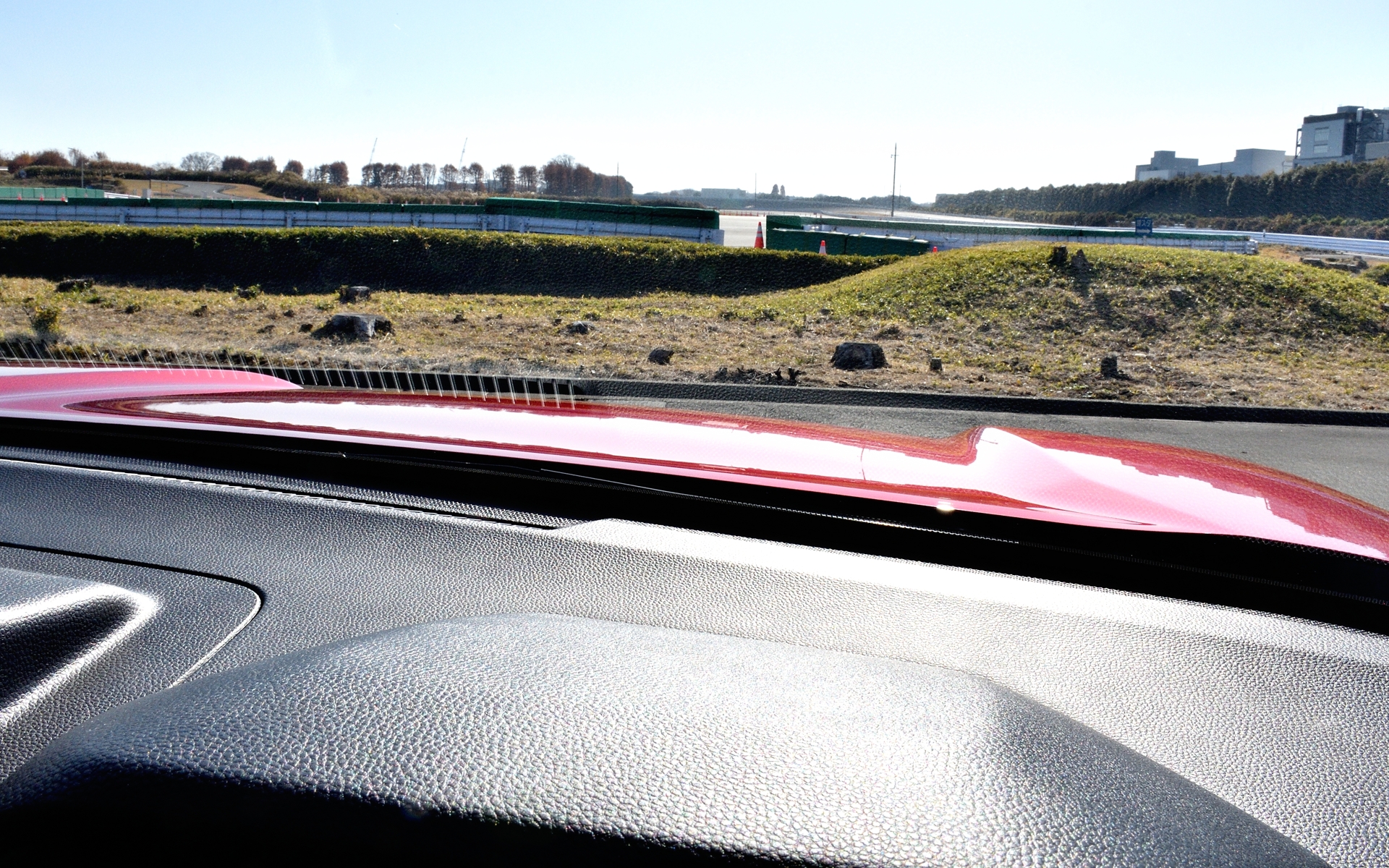 ボンネットの中央部分がへこんでいるので前方の視認性も高い