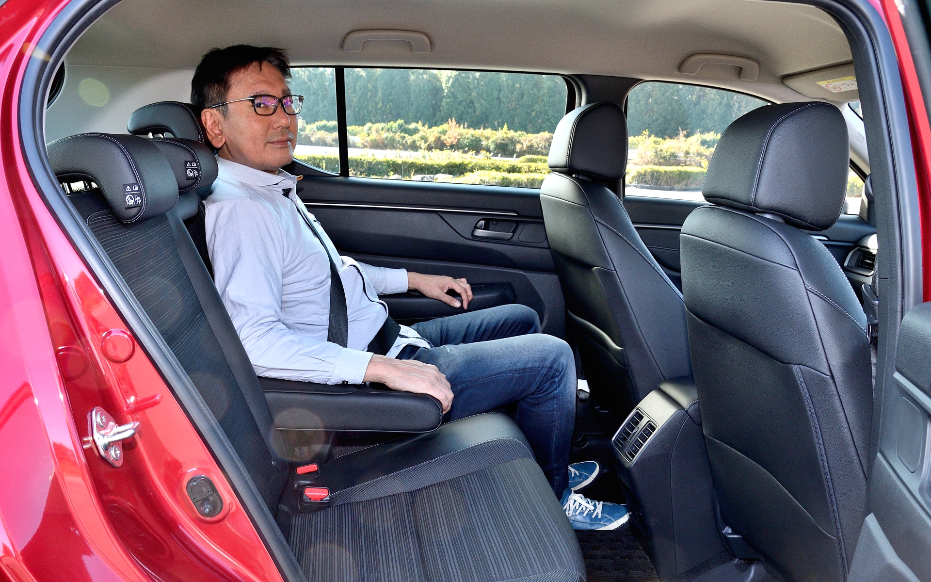 身長175cmでもゆったりと座れるスペースがうれしい。インドでは後席に大切なお客さまや大事な家族を乗せる習慣があるそうで、後席の乗り心地をとても重視するという