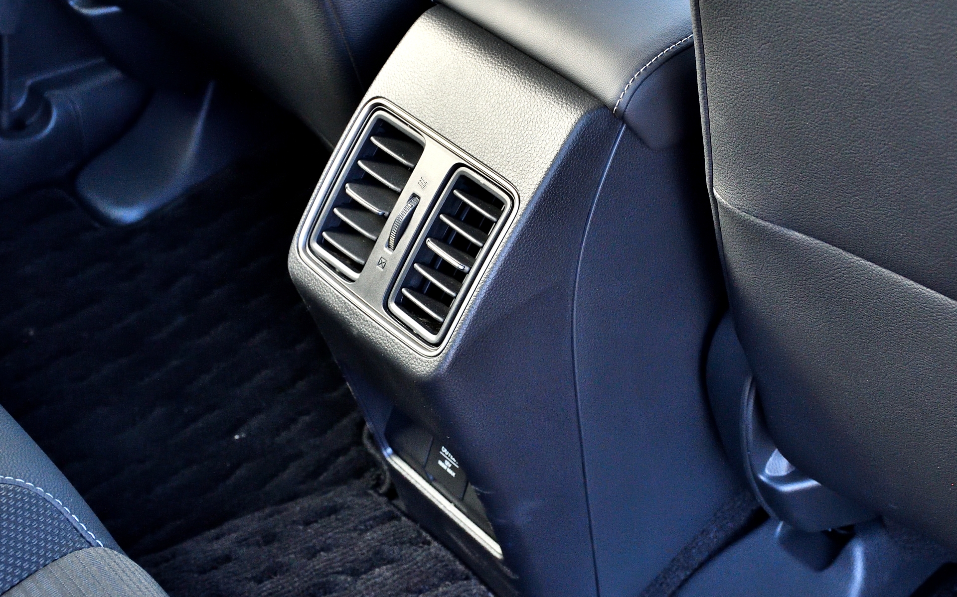 後席用のエアコン吹き出し口も完備。下にはアクセサリ電源も備わっている