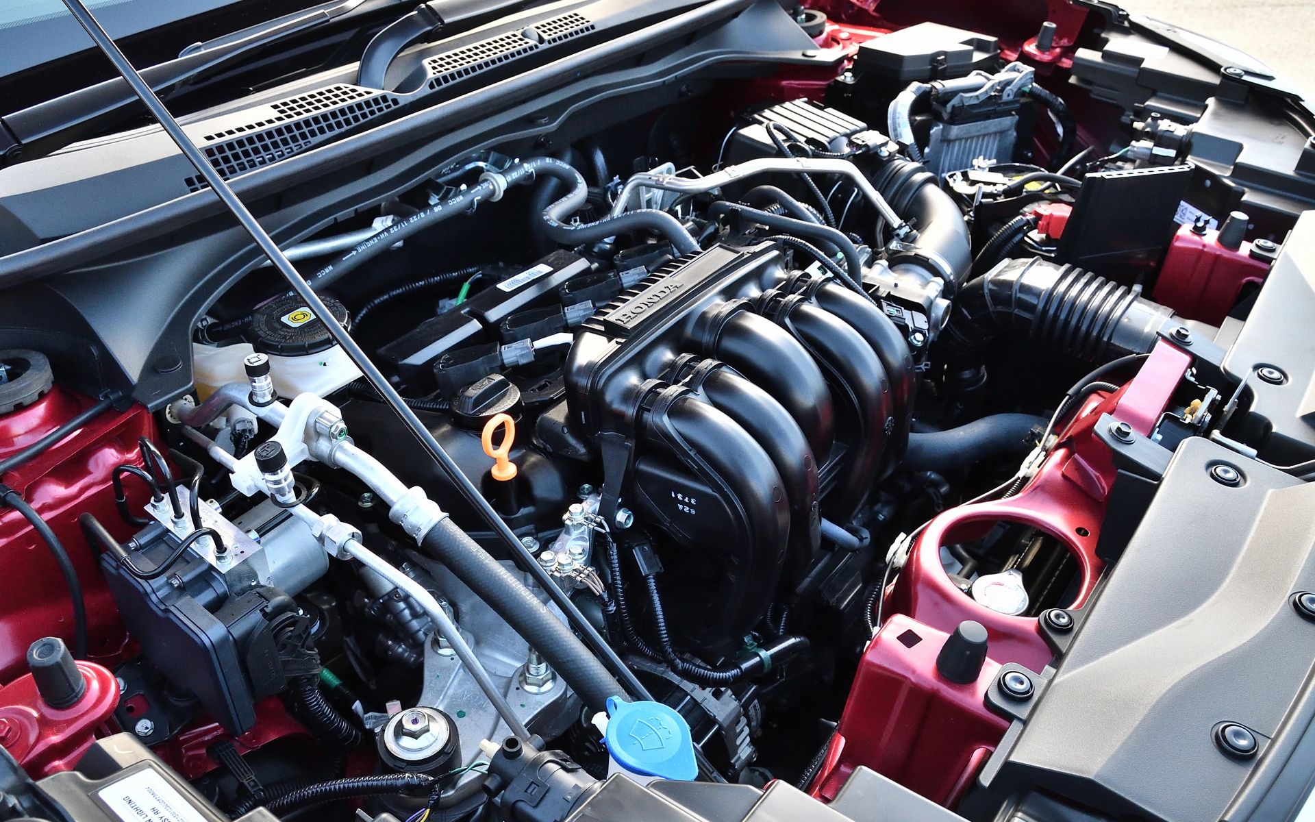 搭載される直列4気筒1.5リッター i-VTECエンジンは、最高出力87kW（118PS）/6600rpm、最大トルク142Nm/4300rpmを発生。組み合わせられるCVTは、G（＝加速度）をデザインする「G-design Shift」を内蔵し、心地よい加速感とエンジン音など細部まで凝った演出を施している