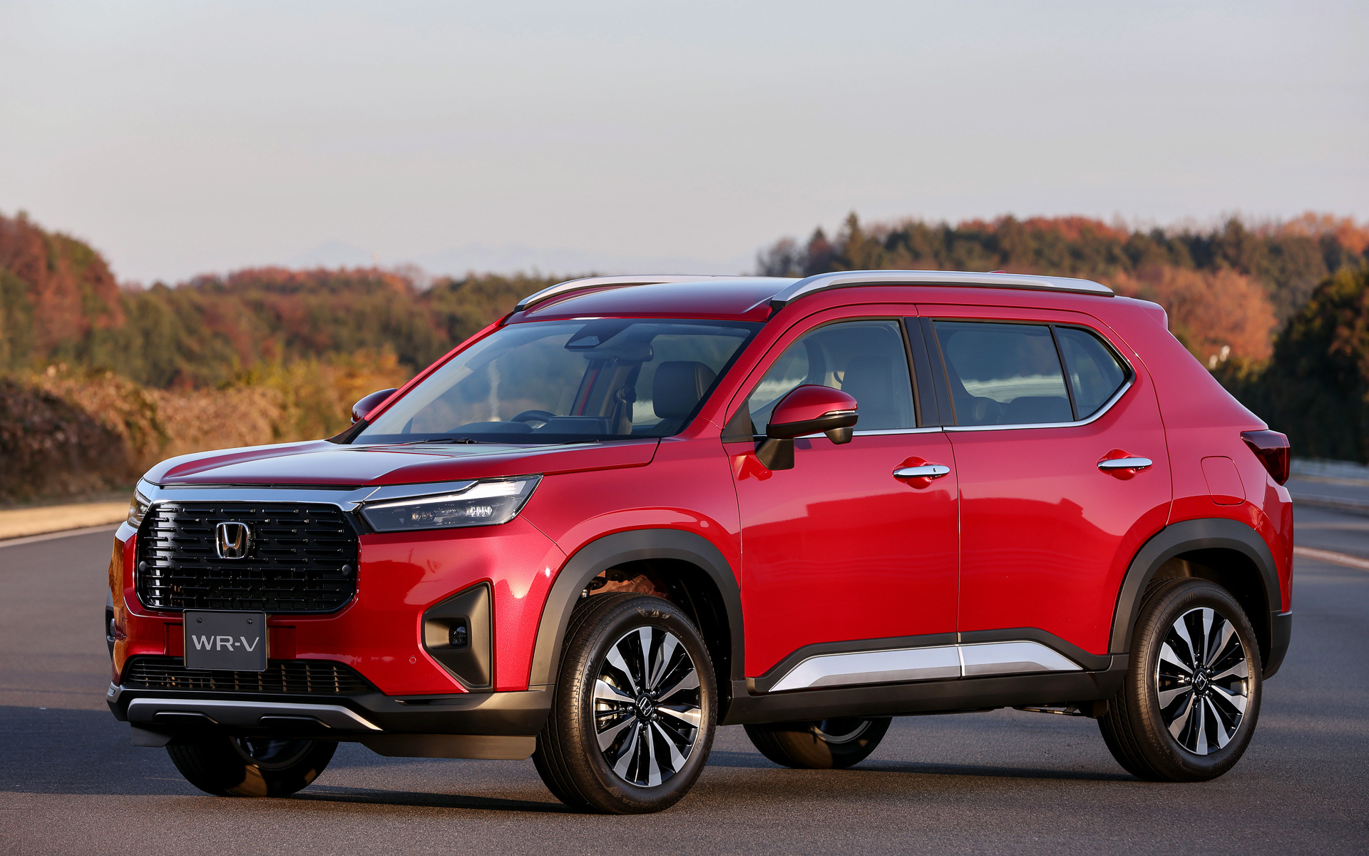 新型コンパクトSUV「WR-V」は塊感があり力強い印象。撮影車両は最上位グレードの「Z＋」。ボディカラーは日本初採用の新色「イルミナスレッド・メタリック」