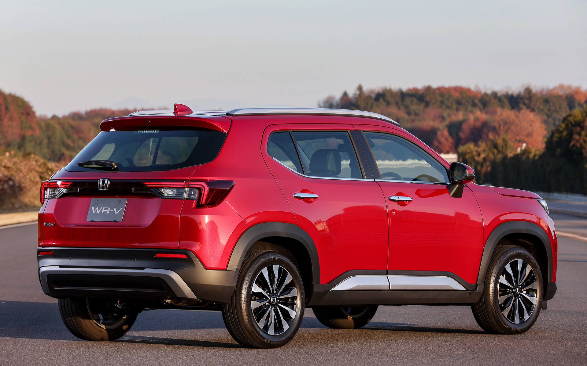 WR-Vのボディサイズは4325×1790×1650mm（全長×全幅×全高）でホイールベースは2650mm。ちなみに価格帯では1つ上のクラスとなる「ヴェゼル」のボディサイズは4330×1790×1580mm（全長×全幅×全高）、ホイールベースは2610mmと、ほぼ同サイズだ