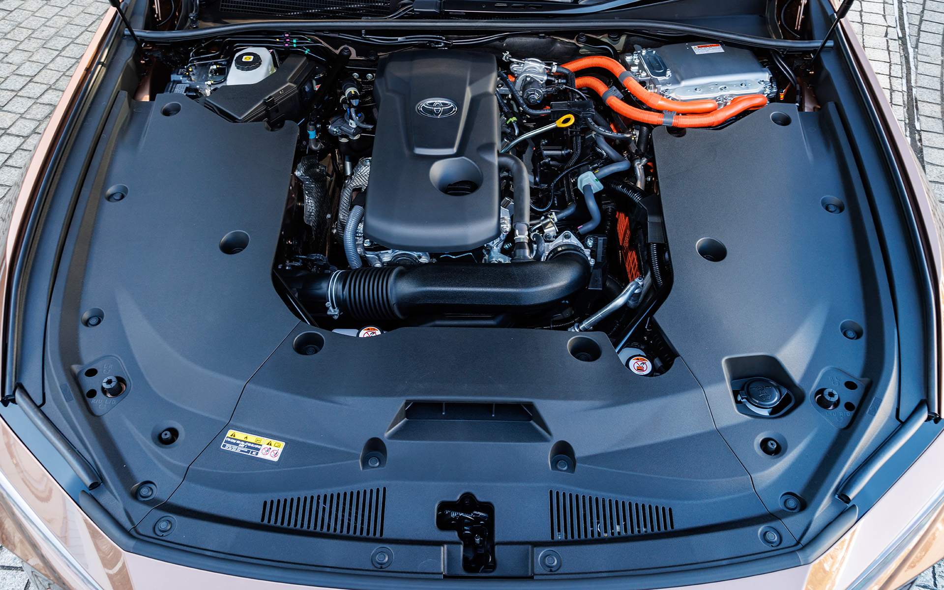 搭載される直列4気筒A25A-FXS型エンジン。ハイブリッド車だが、縦に搭載されているのが新鮮