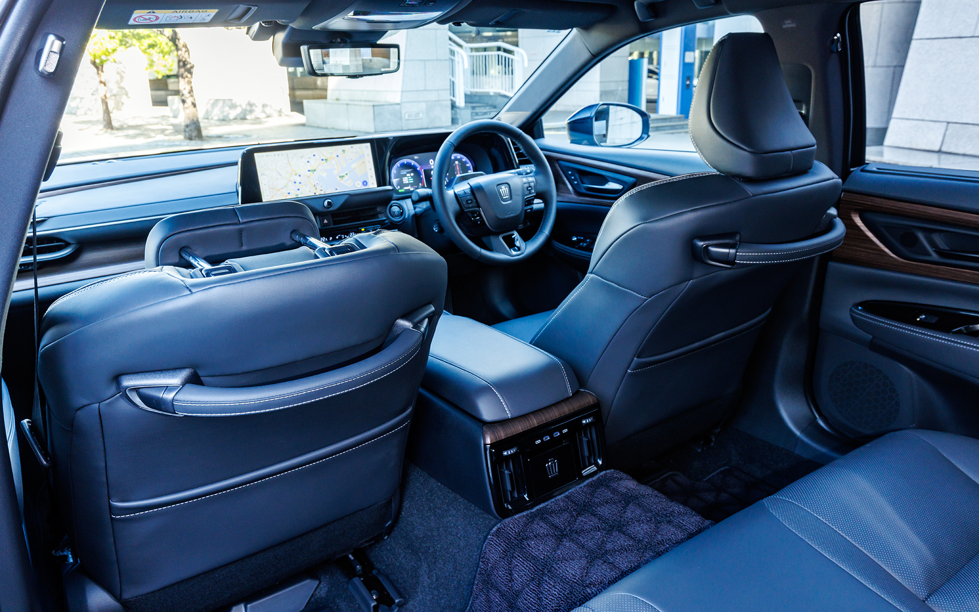 ショーファー用途に配慮されており、リアのゲストの視界を広げる工夫が組み込まれている