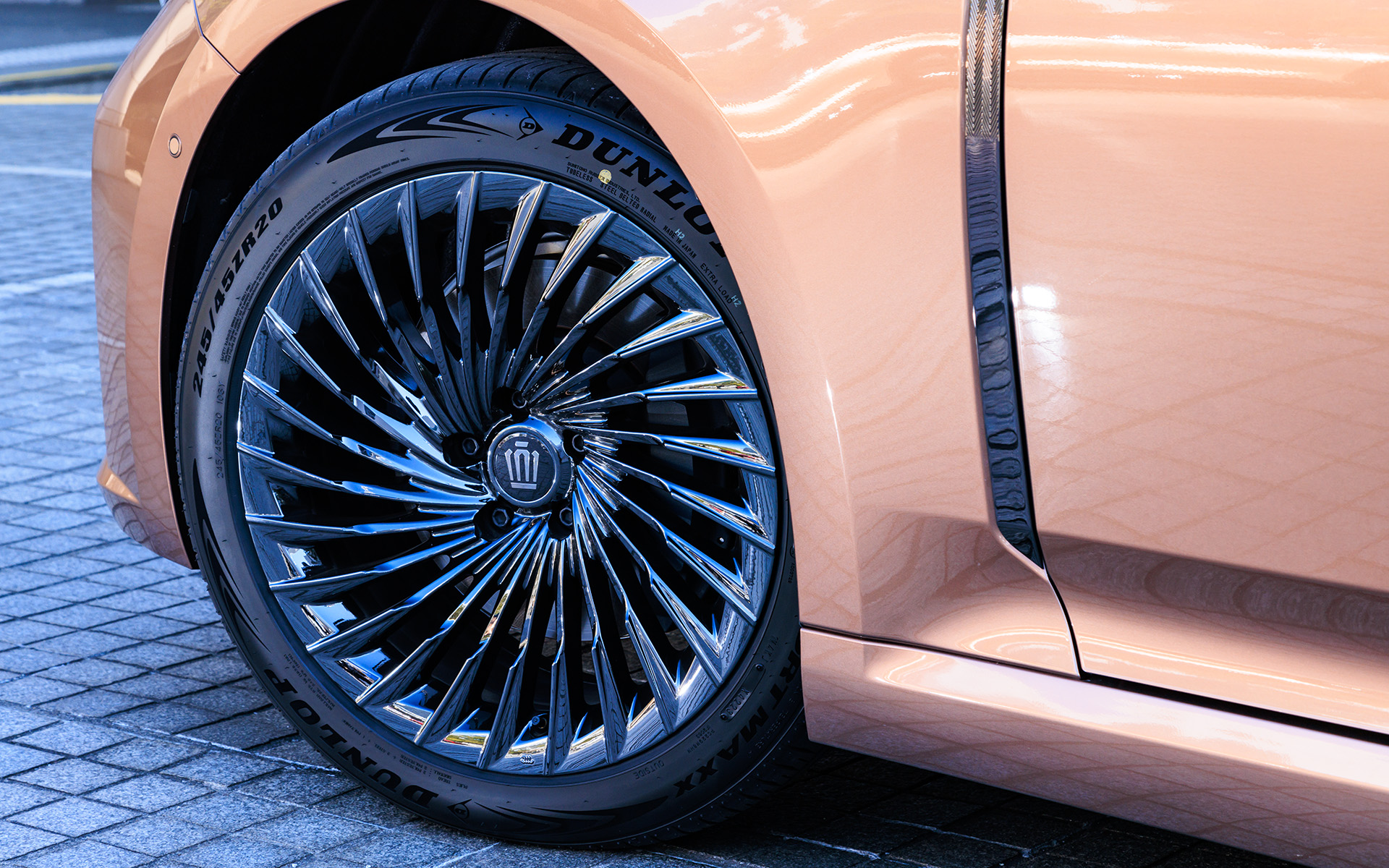 新型クラウンセダンのホイールは、空力的な要素をもたせてある。フロントドア直前の加飾の裏にはアルミテープが貼られており、加飾とともにボディ整流を行なっている