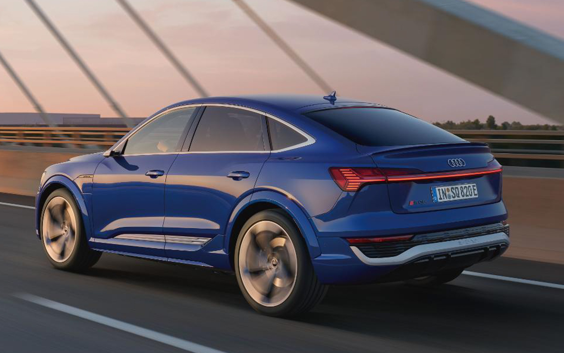 「SQ8 スポーツバック e-tron」