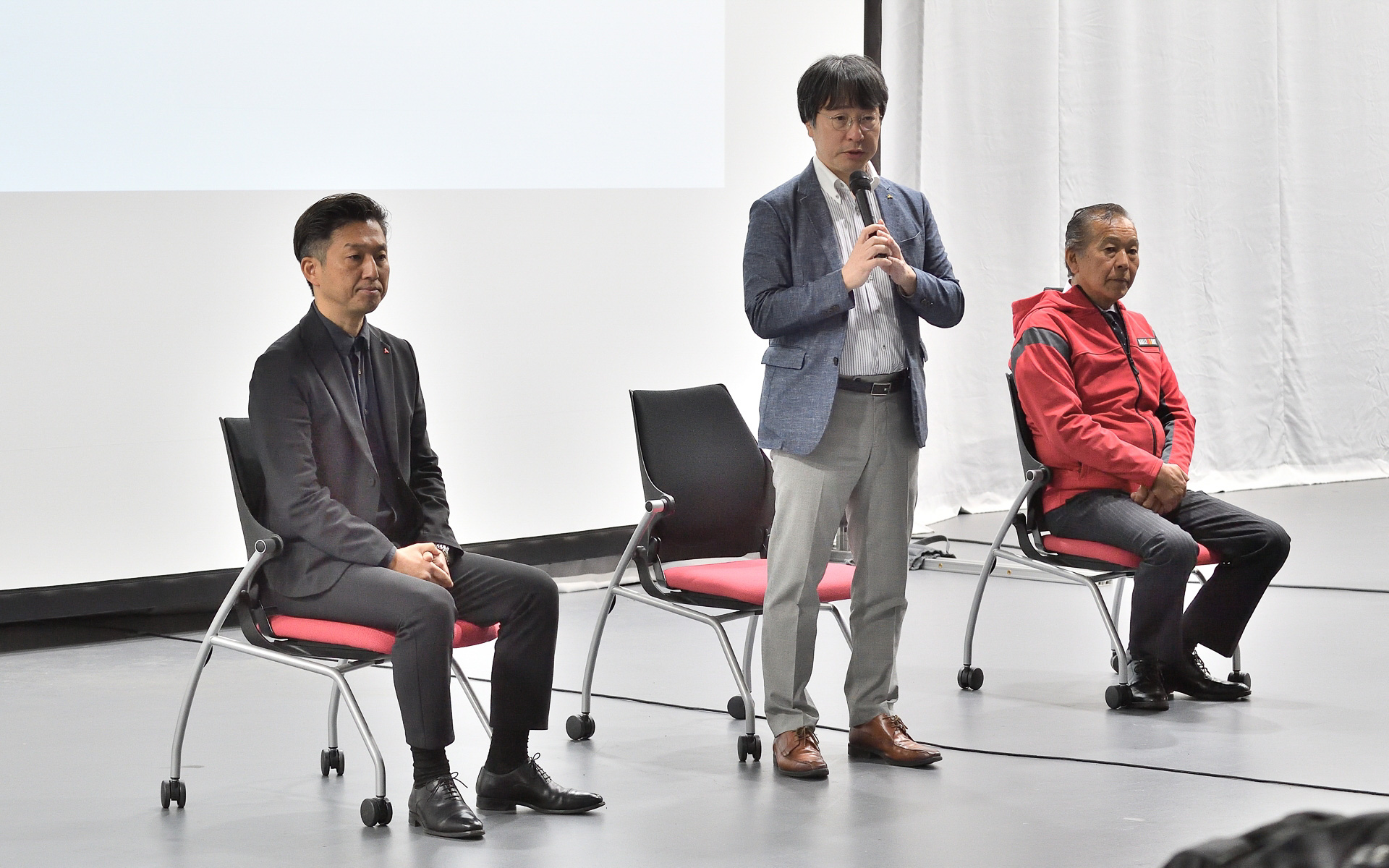 三菱自動車工業株式会社 CPS（チーフ・プロダクト・スペシャリスト）の増田義樹氏（中央）、PDD（プログラム・デザイン・ダイレクター）の吉峰典彦氏（左）、チーム三菱ラリーアートの総監督を務めた増岡浩氏（右）