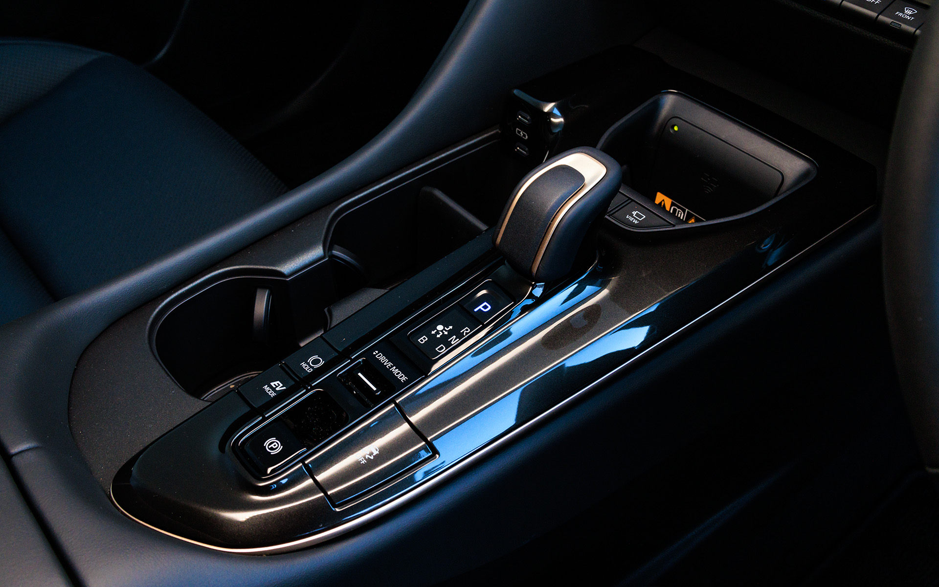 セレクトレバーまわり。セダンと比べると力感のある立体的な造形