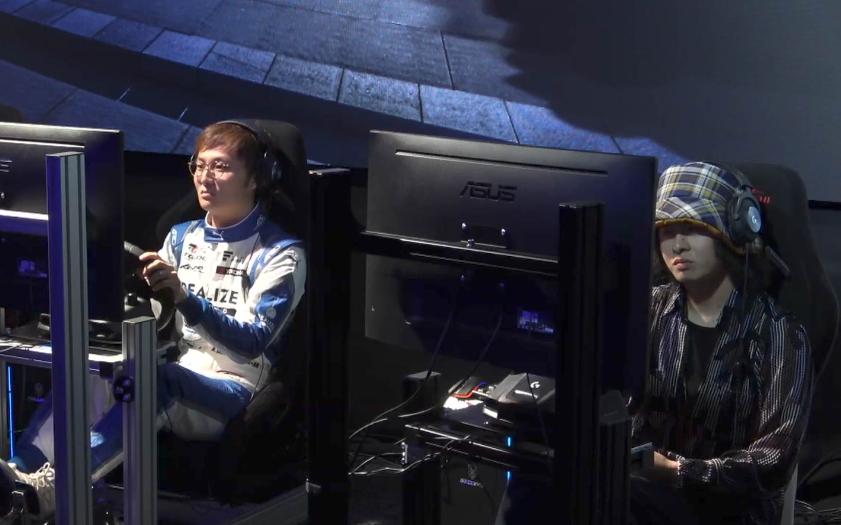 eモータースポーツレーサーの武藤壮太選、宮園拓真選手、佐々木唯人選手、冨林勇佑選手と、リアルモータースポーツレーサーの山下健太選手、大湯都史樹選手、小山美姫選手、佐藤蓮選手がタッグを組んで1vs1のマッチレースとセミ耐久レースを行なった