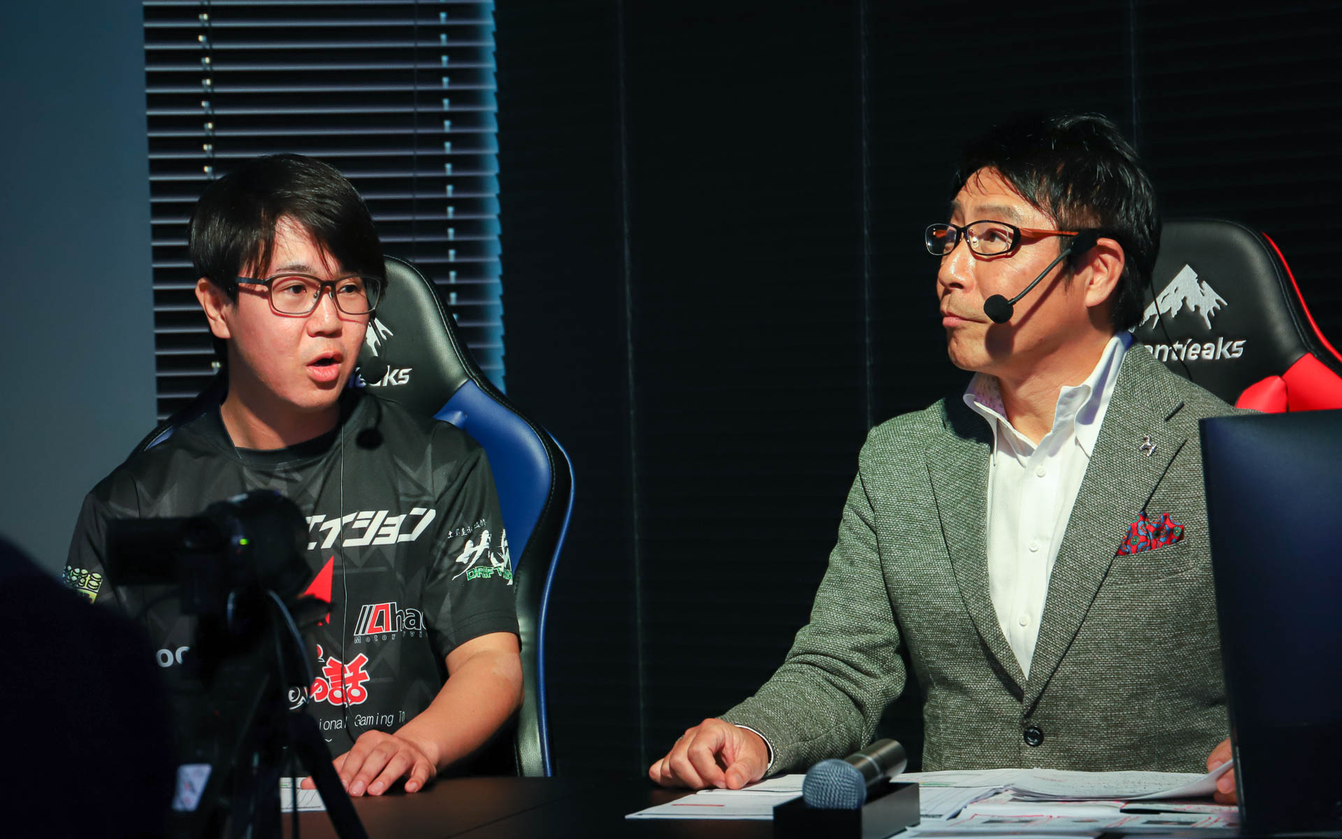 解説の山中智瑛氏（左）と、解説・実況の辻よしなり氏（右）