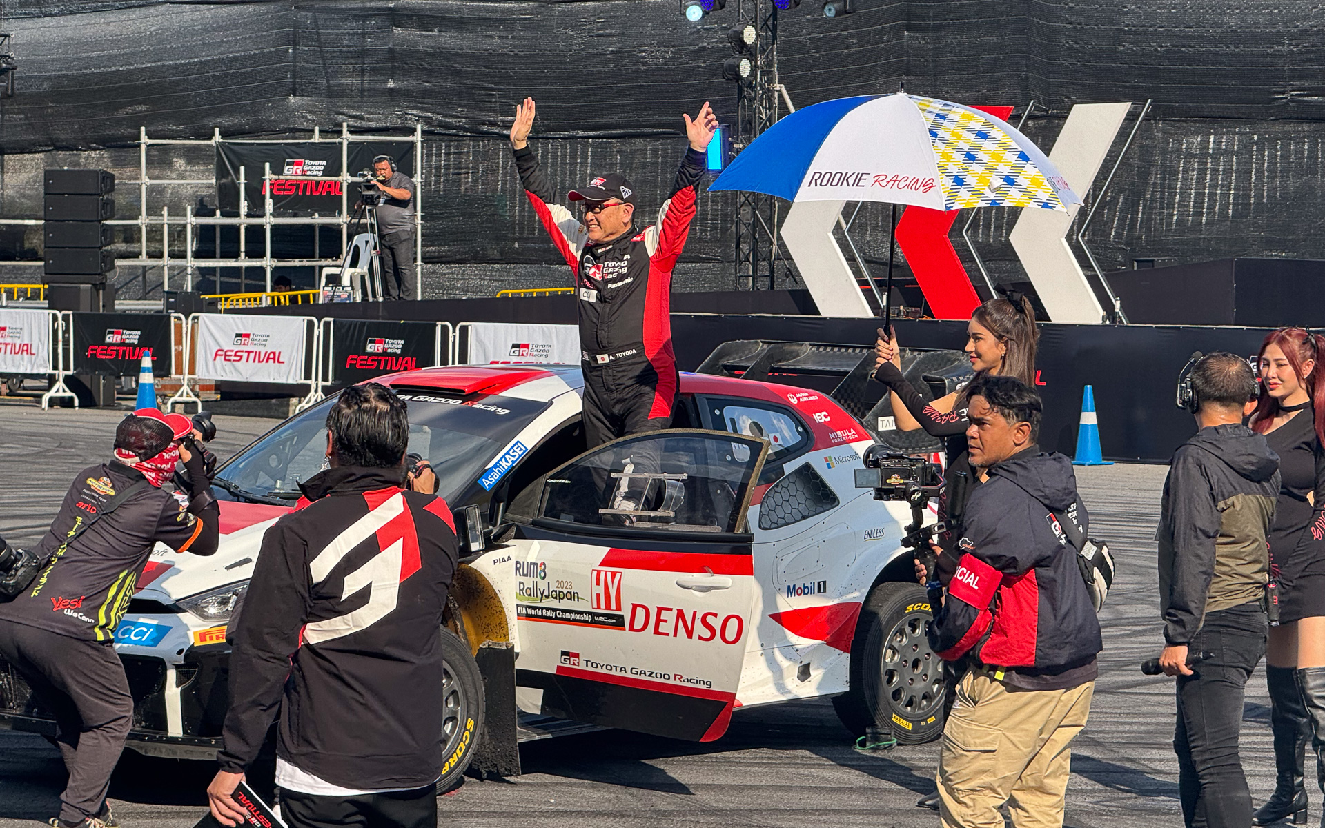 GRヤリス ラリー1でのデモランを終え、会場の観客に応えるモリゾウ選手こと豊田章男会長