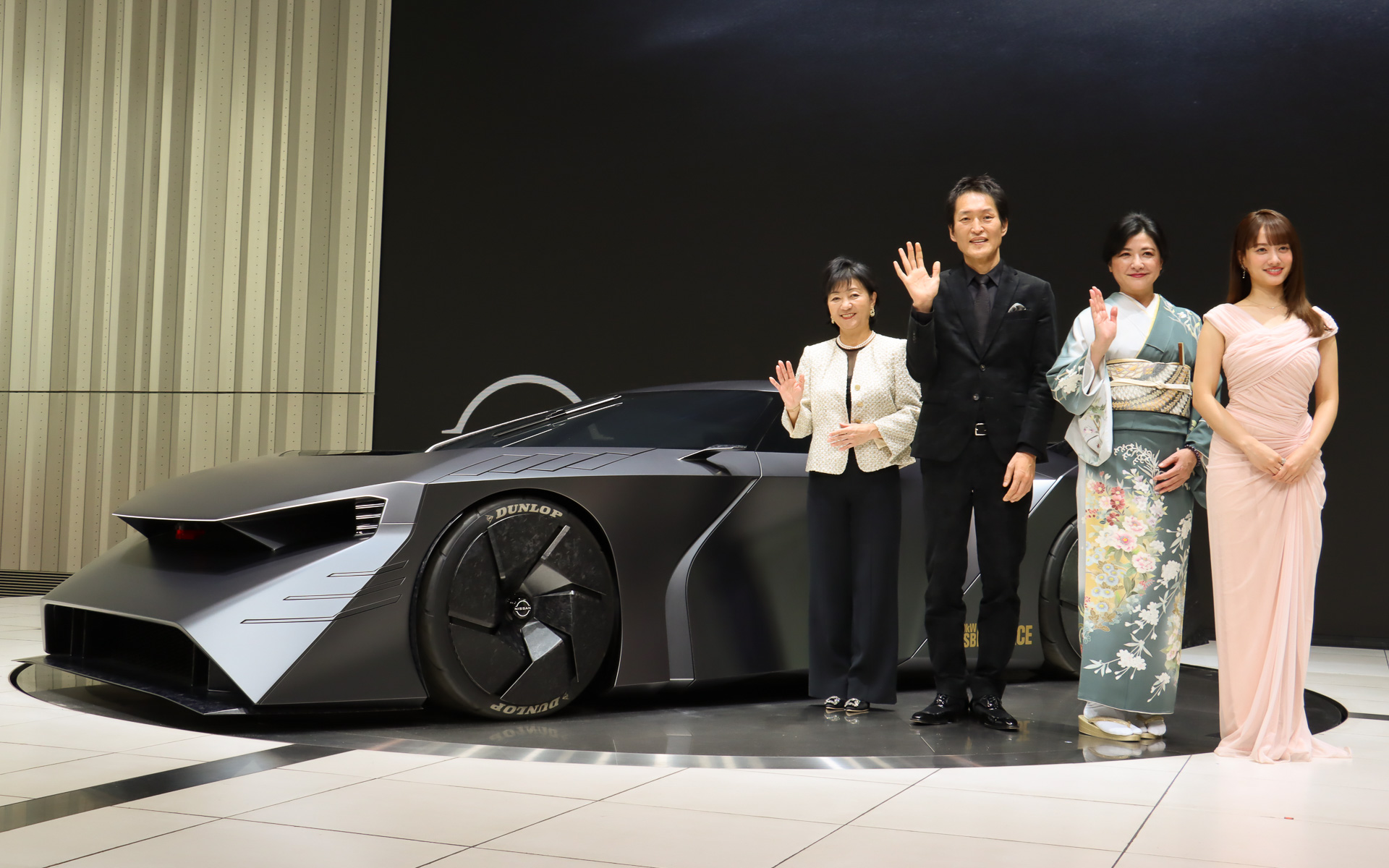 90周年アニバーサリーイベントでトークショーを行なった4人。左から日産自動車株式会社 執行役副社長 星野朝子氏、千原ジュニアさん、伊藤かずえさん、谷まりあさん