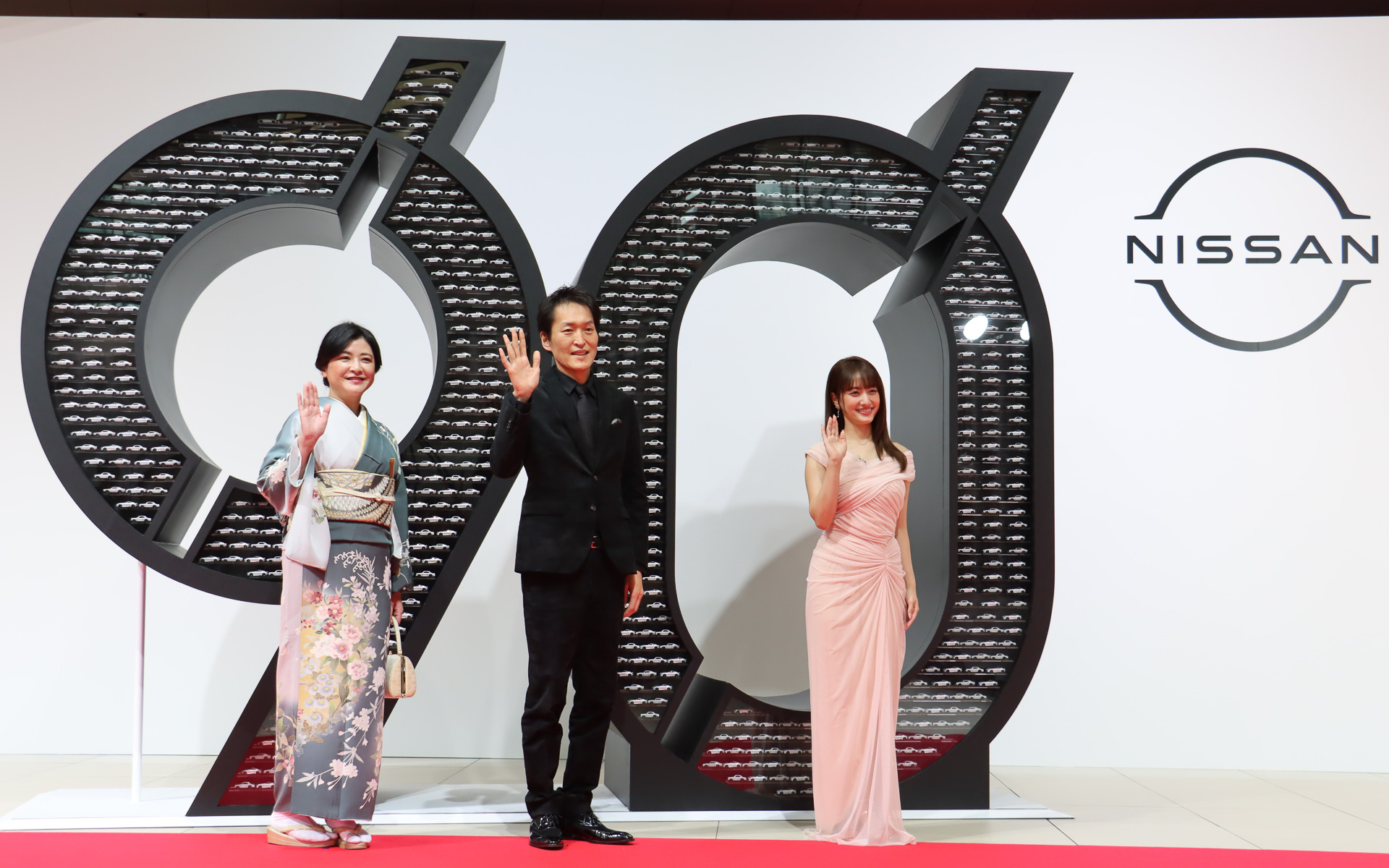 「90周年記念オブジェ」の前でのフォトセッション