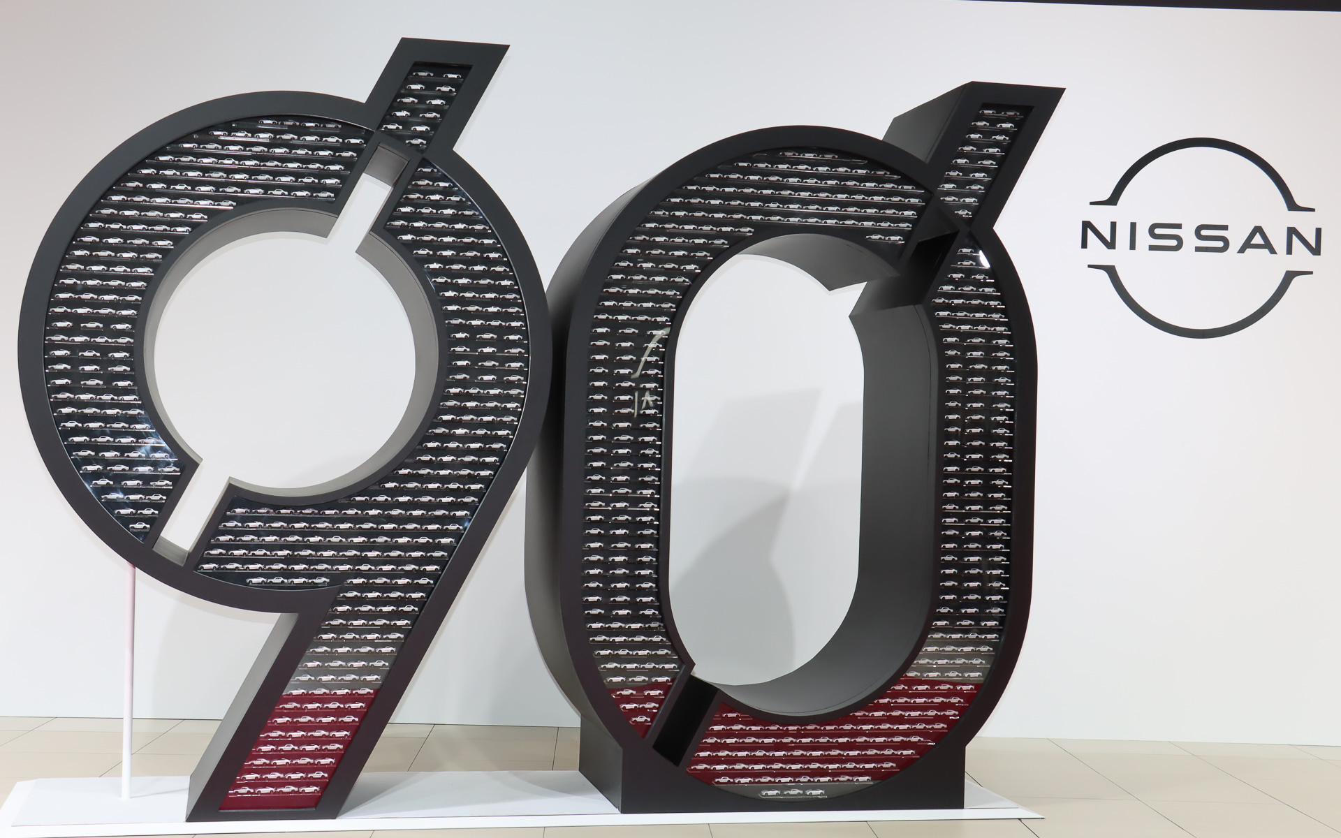 90周年記念オブジェにはシルバーのハコスカ、ケンメリ、フェアレディZミニカーが並べられていた