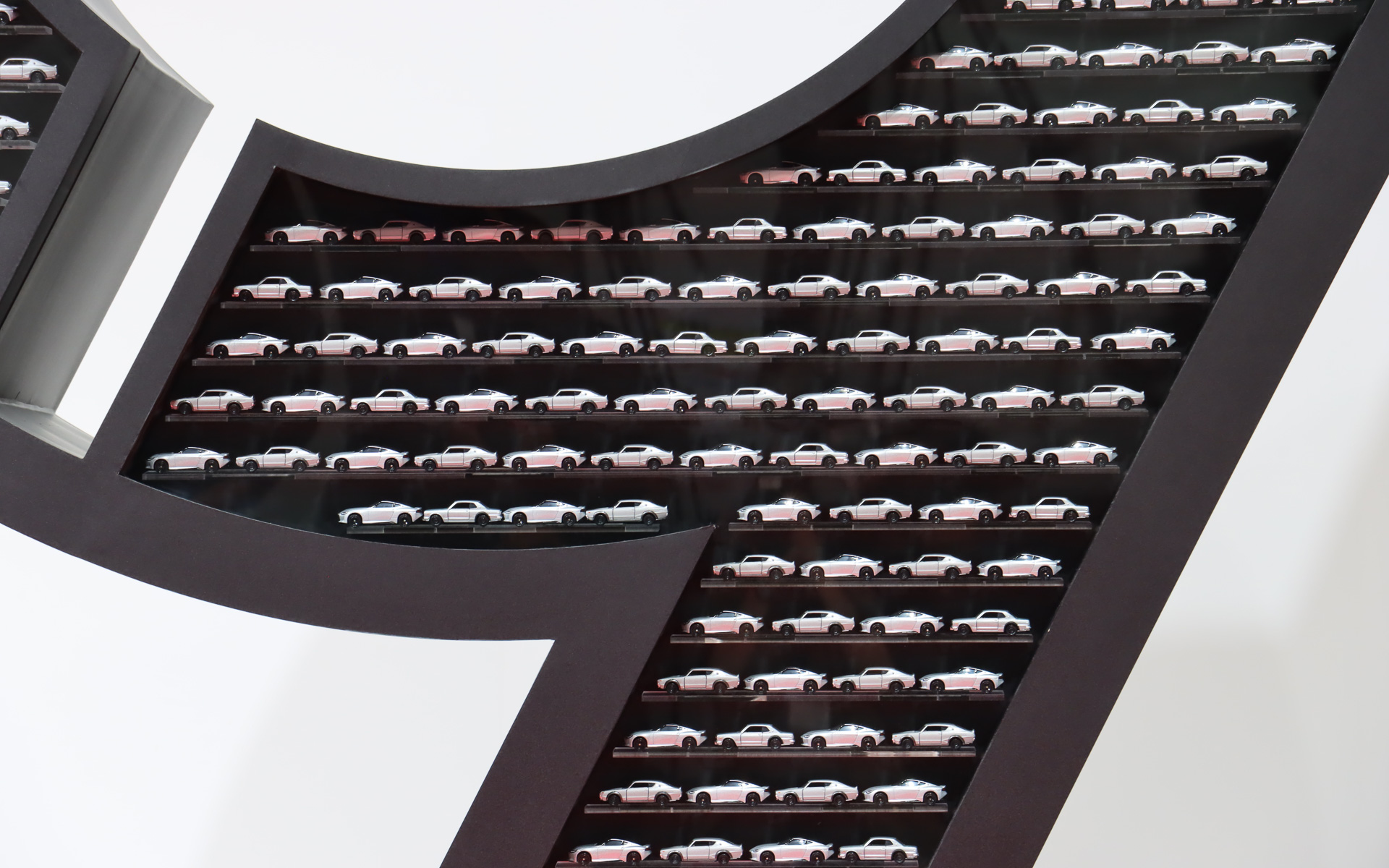 90周年記念オブジェにはシルバーのハコスカ、ケンメリ、フェアレディZミニカーが並べられていた