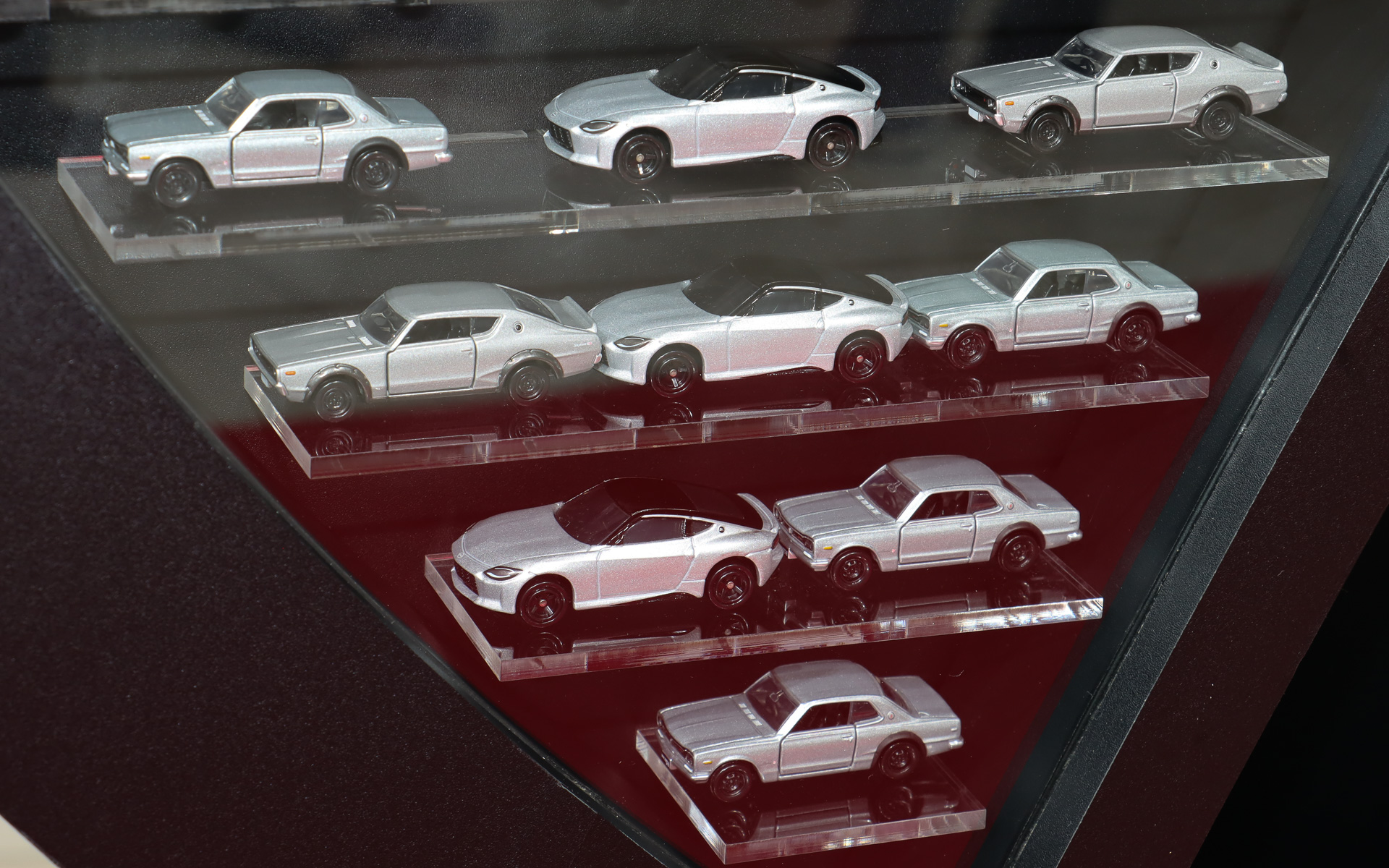 90周年記念オブジェにはシルバーのハコスカ、ケンメリ、フェアレディZミニカーが並べられていた