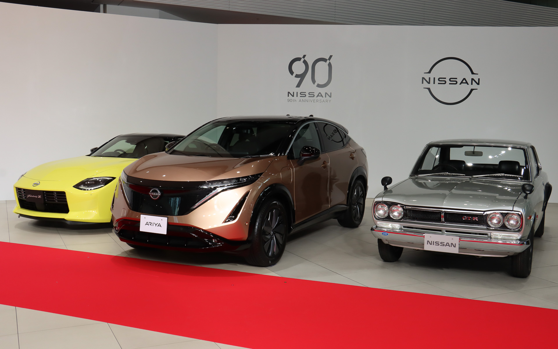 会場で初公開された新企業CM「技術の日産90周年篇」のラストシーンで大写しになるフェアレディZ、アリア、「スカイライン GT-R」の3台が展示された
