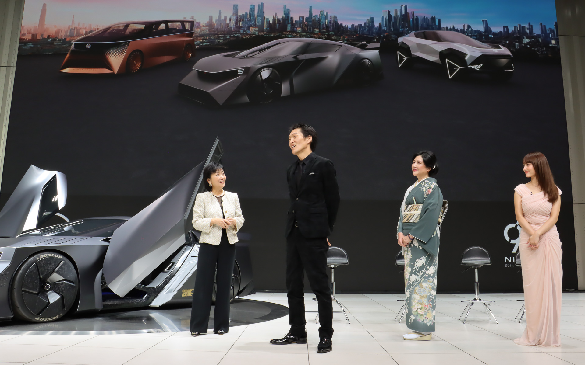 これからの日産車が目指す方向性について、ジャパンモビリティショーで公開した3台のBEVコンセプトカーを例として星野副社長がゲスト3人に説明するコーナーも用意