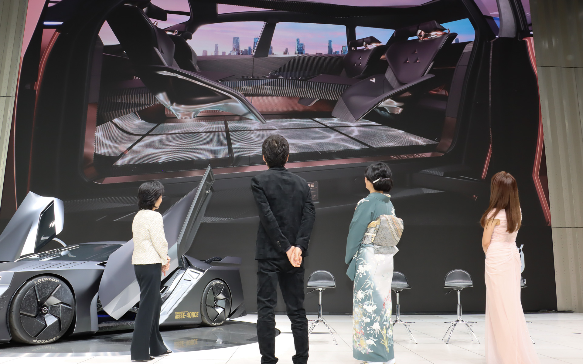 伊藤さんはくつろぎながら同乗者全員で楽しめる空間作りを実現する「ニッサン ハイパーツアラー」に興味津々