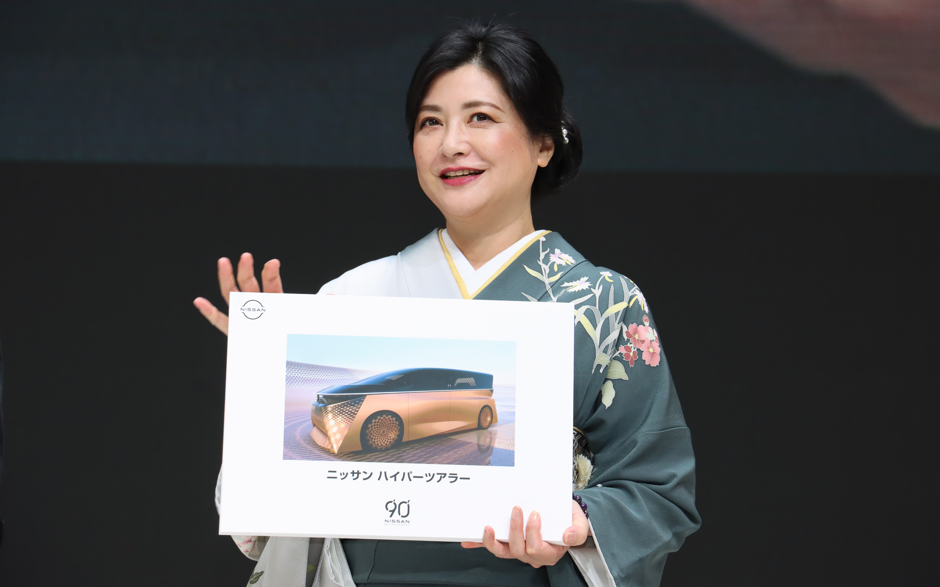 伊藤さんは広さと優雅さを持つニッサン ハイパーツアラーで「シートを対面設定にして会話しながら草津温泉に行きたい」と回答