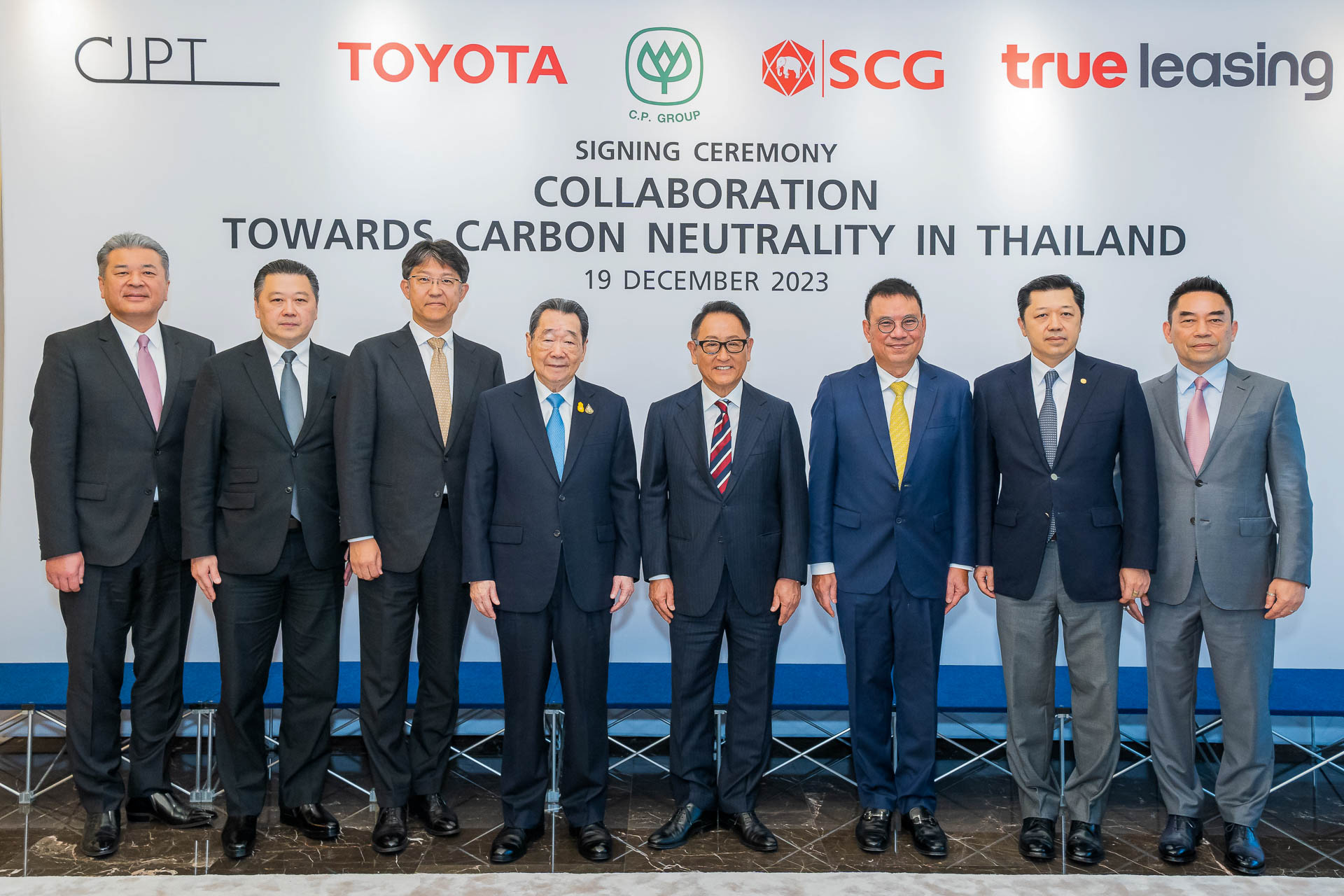 左から、中嶋裕樹CJPT代表取締役社長、Soopakij Chearavanont CP会長、佐藤恒治トヨタ社長 兼 CEO、Dhanin Chearavanont CP上級会長、豊田章男トヨタ会長、Roongrote Rangsiyopash SCG社長 兼 CEO、Suphachai Chearavanont CP CEO、Kachorn Chiaravanont True Leasing Co., Ltd.社長 兼 CP執行役員