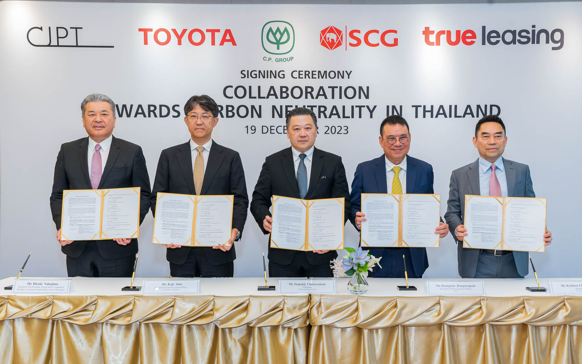 左から、中嶋裕樹CJPT代表取締役社長、佐藤恒治トヨタ社長 兼 CEO、Soopakij Chearavanont CP会長、Roongrote Rangsiyopash SCG社長 兼 CEO、Kachorn Chiaravanont True Leasing Co., Ltd.社長 兼 CP執行役員