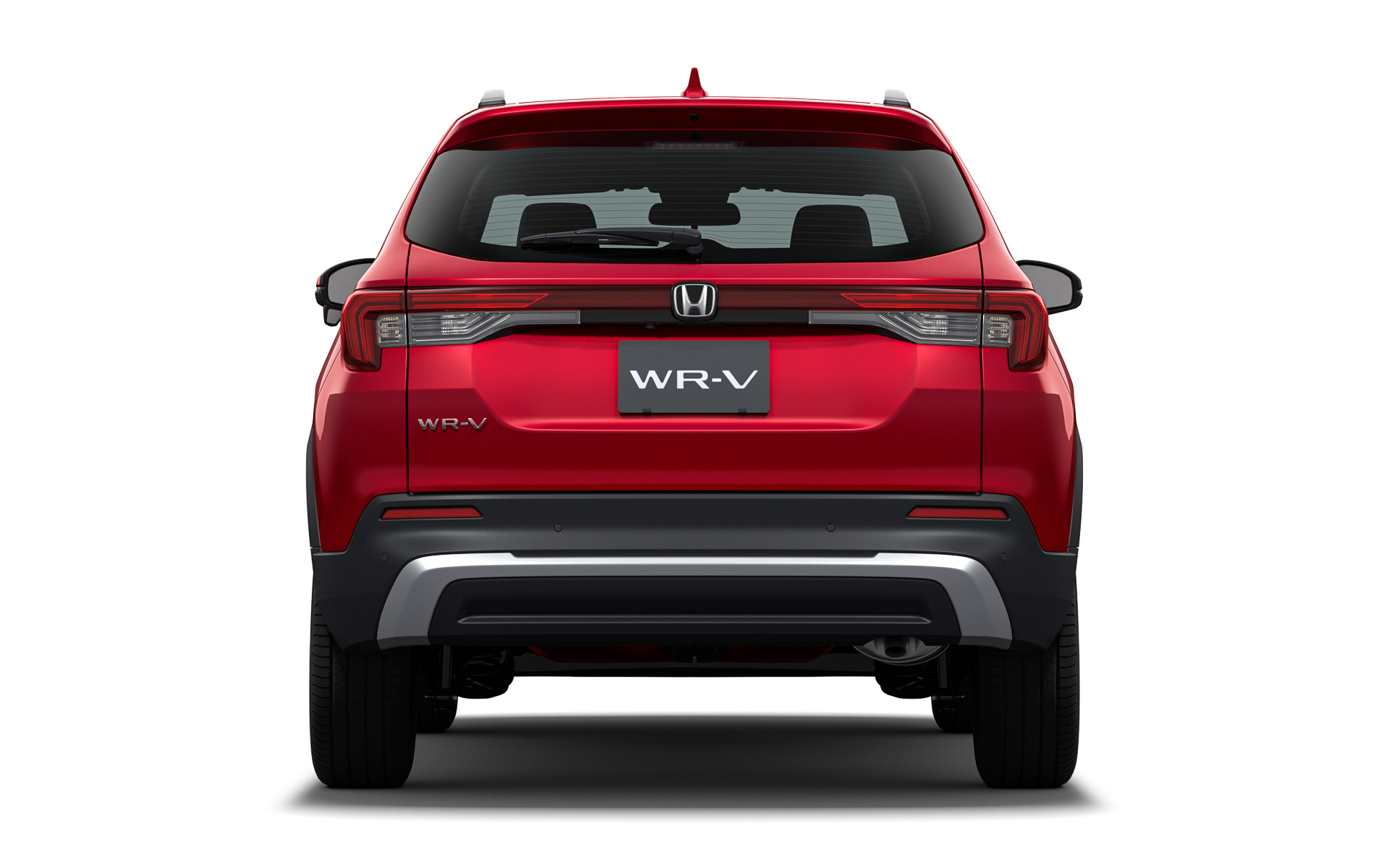 前後ライトは四隅に踏ん張るように配置してワイド感を高めている