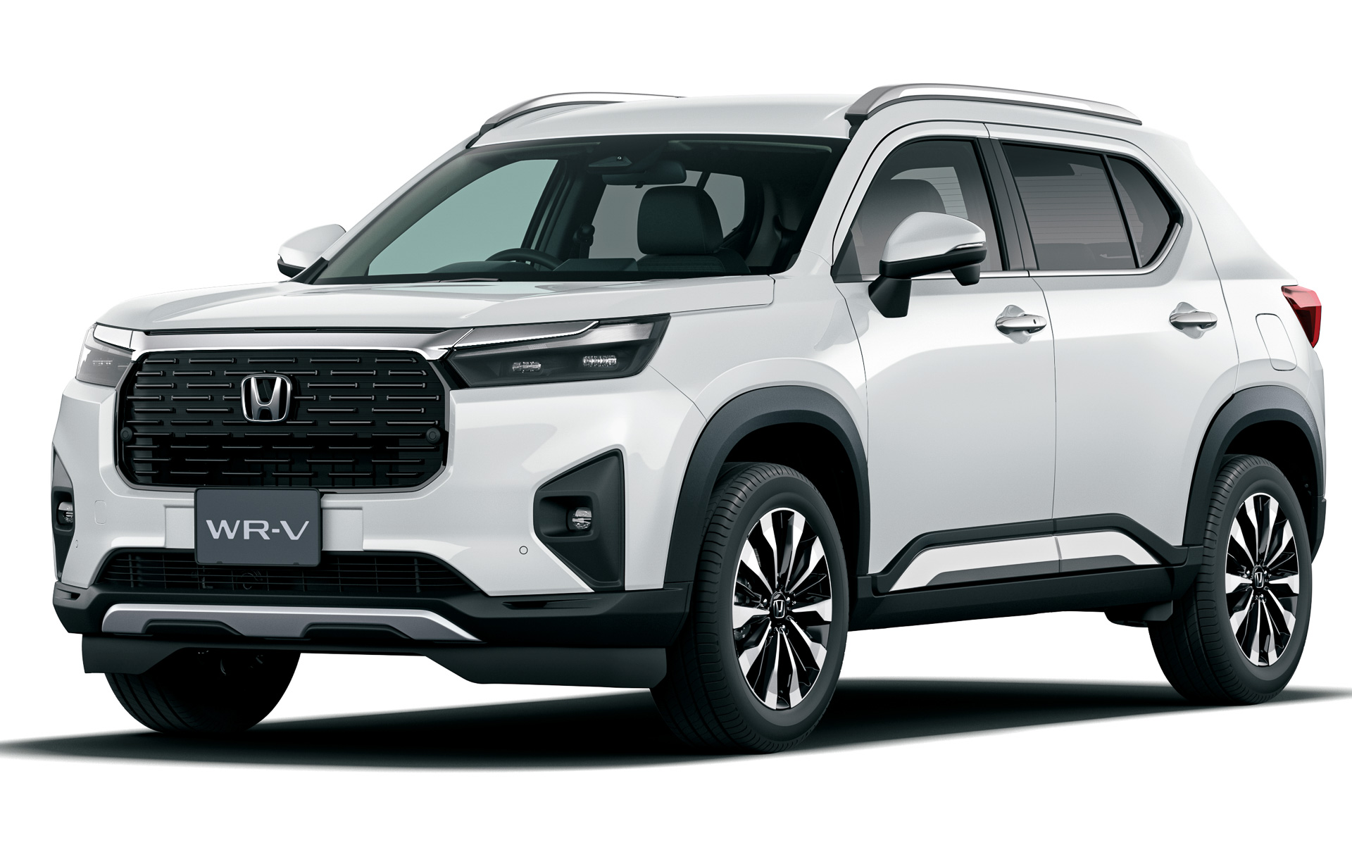 最上級グレードの「Z＋」は、LEDフォグランプ、17インチアルミホイール、さらにベルリナ・ブラックのフロントグリル、シャープシルバー塗装のルーフレールガーニッシュ＆ドアロアーガーニッシュ、クロームメッキ・アウタードアアハンドル、シルバードアモールディングが標準装備となる