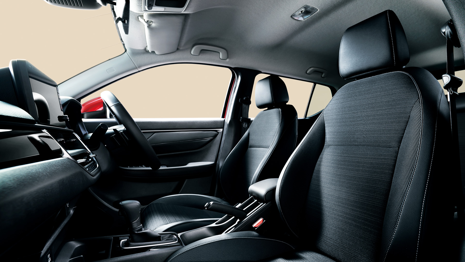 運転席は見晴らしのよい視界とセダンライクの運転姿勢を両立