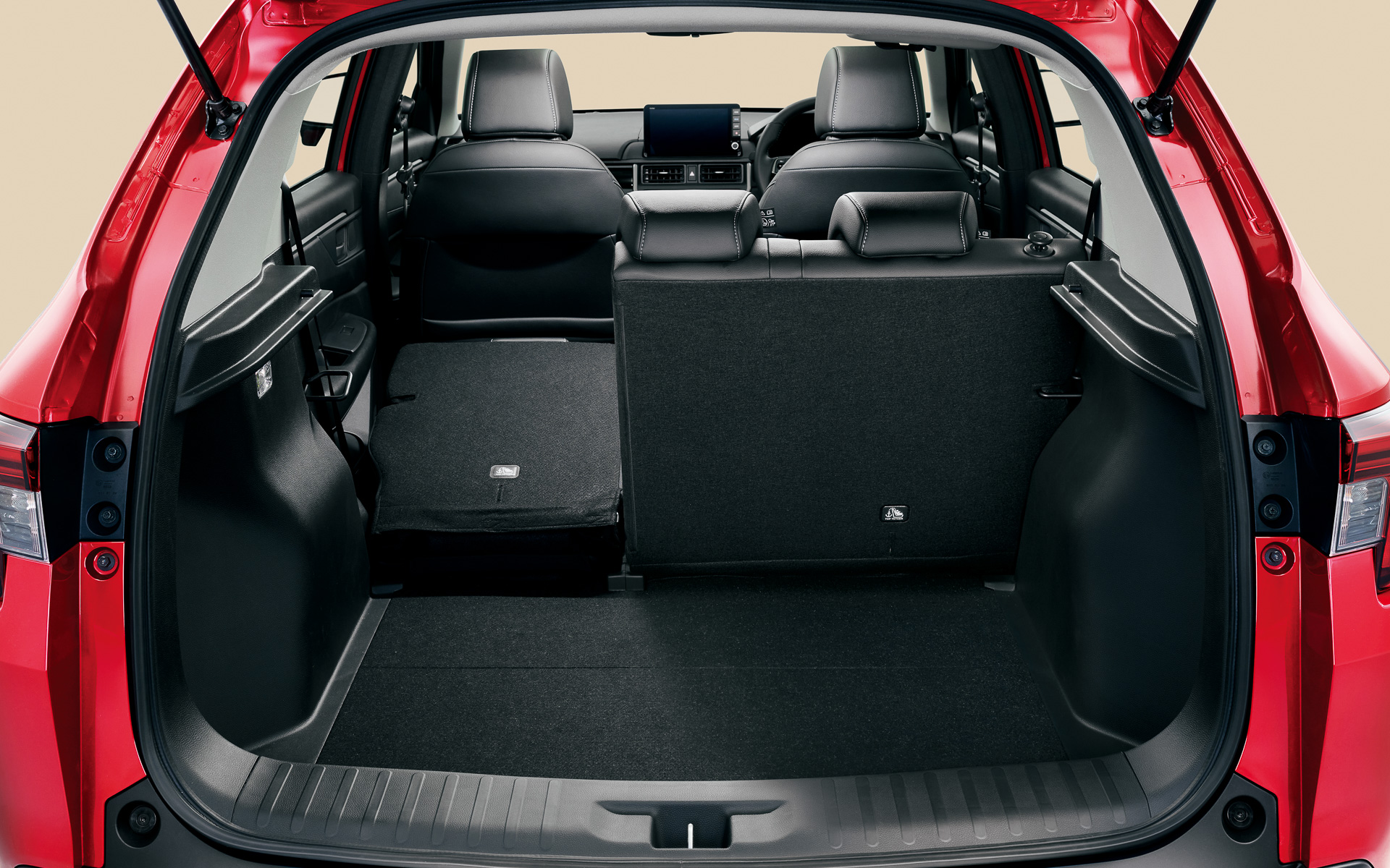 リアシートは4：6の可倒式を採用