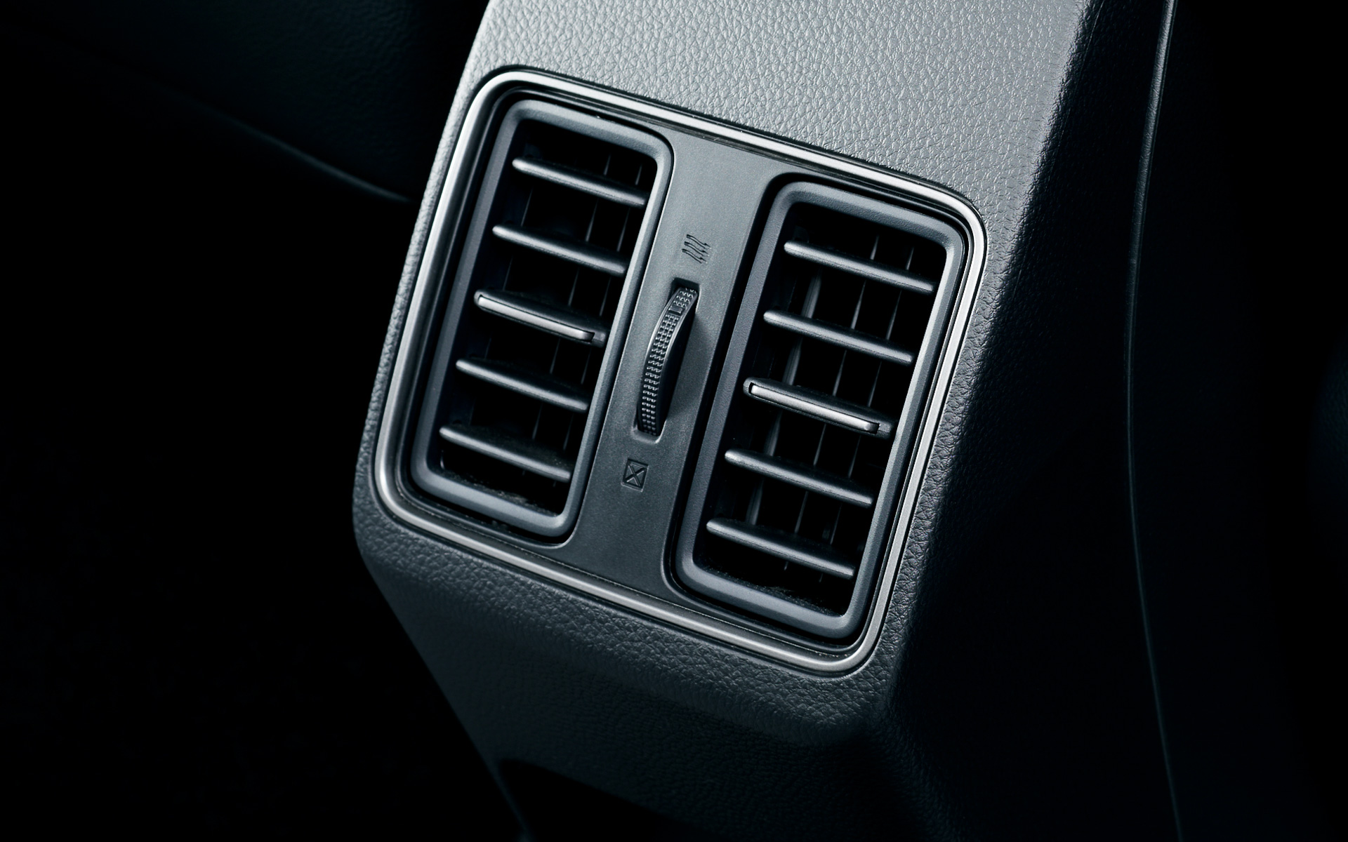 エアコンの風を後席に届けるリアベンチレーション