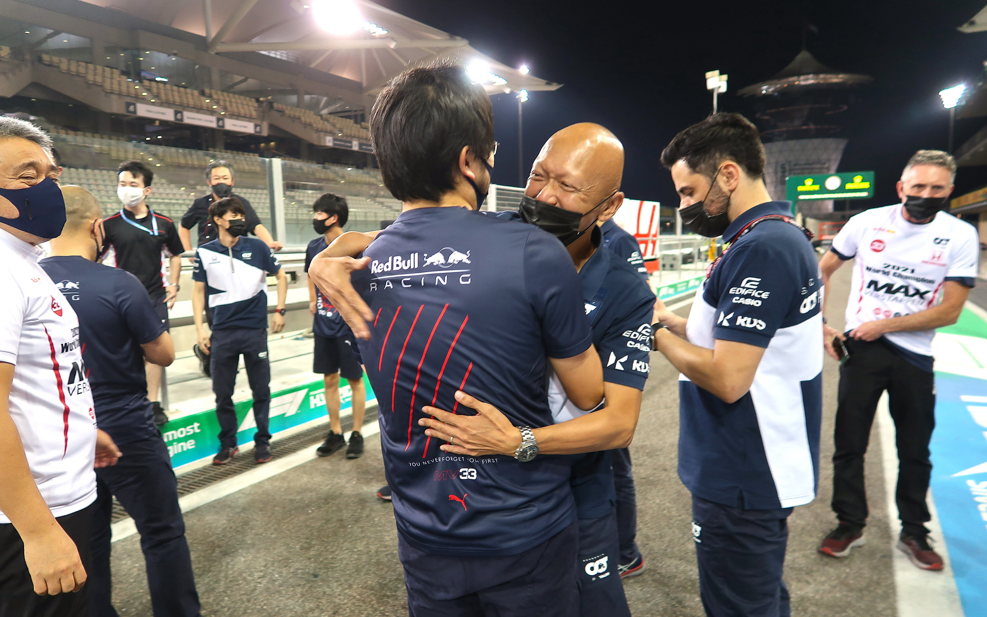 マクラーレン時代にフェルナンド・アロンソ選手のパワーユニット・エンジニアを務めていた森秀臣エンジニア（奥）と、当時セルジオ・ペレス選手を担当していた湊谷圭祐パワーユニット・エンジニア（手前）