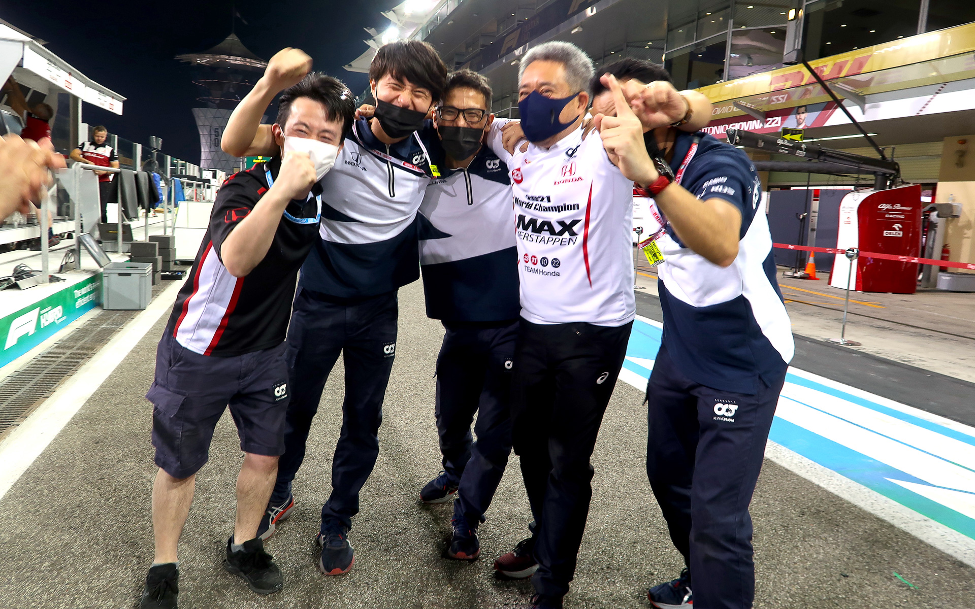 アルファタウリのガレージ前で歓喜していたホンダのスタッフたち