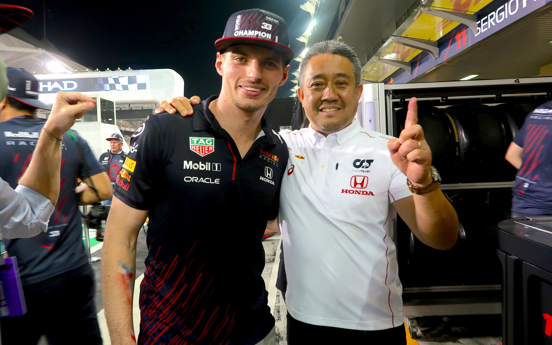 2021年シーズンのF1チャンピオンを獲得したマックス・フェルスタッペン選手とホンダの山本雅史マネージングディレクター