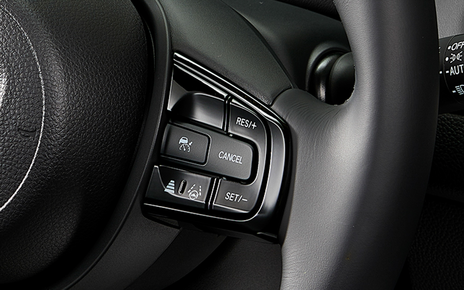 ステアリングスイッチガーニッシュ（ピアノブラック調）