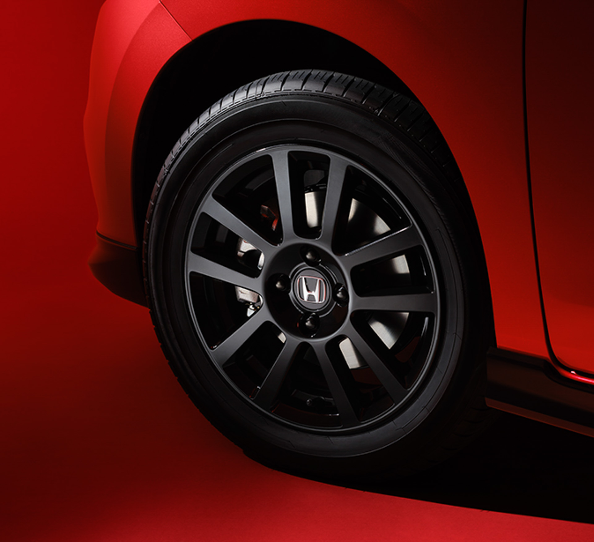 ブラックスタイル専用の15インチアルミホイール（ベルリナブラック）＋ブラックホイールナット