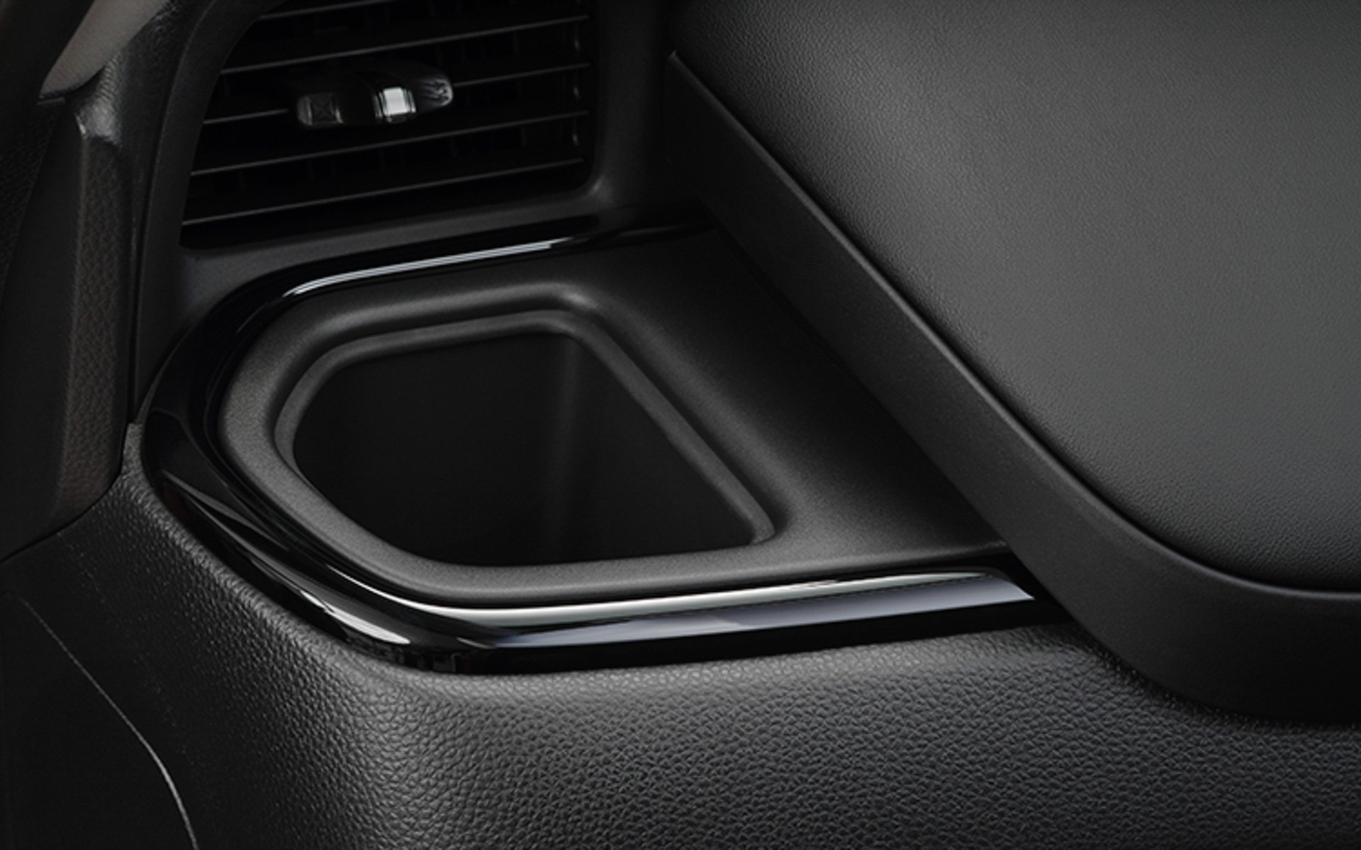 ドリンクホルダーガーニッシュ（ピアノブラック調）